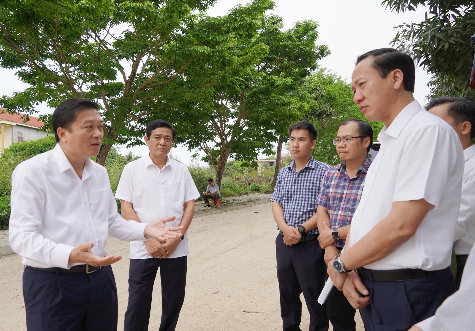 Chủ tịch UBND tỉnh trực tiếp kiểm tra tiến độ c&ocirc;ng t&aacute;c giải ph&oacute;ng mặt bằng v&agrave; x&acirc;y dựng hạ tầng kỹ thuật khu t&aacute;i định cư phục vụ Dự &aacute;n th&agrave;nh phần 2 - Cầu Nhật Lệ 3 v&agrave; đường hai đầu cầu.