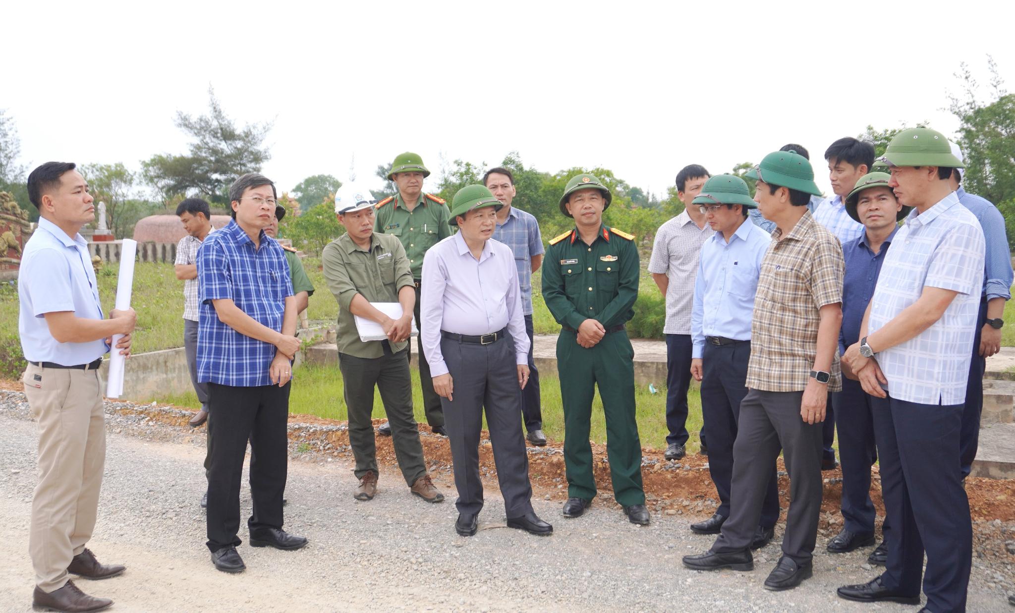 Chủ tịch UBND tỉnh Quảng Trị L&ecirc; Hồng Vinh v&agrave; Ph&oacute; Chủ tịch Thường trực UBND tỉnh Ho&agrave;ng Nam kiểm tra Dự &aacute;n Đường ven biển kết nối h&agrave;nh lang kinh tế Đ&ocirc;ng - T&acirc;y giai đoạn 1 tại x&atilde; Cửa Việt