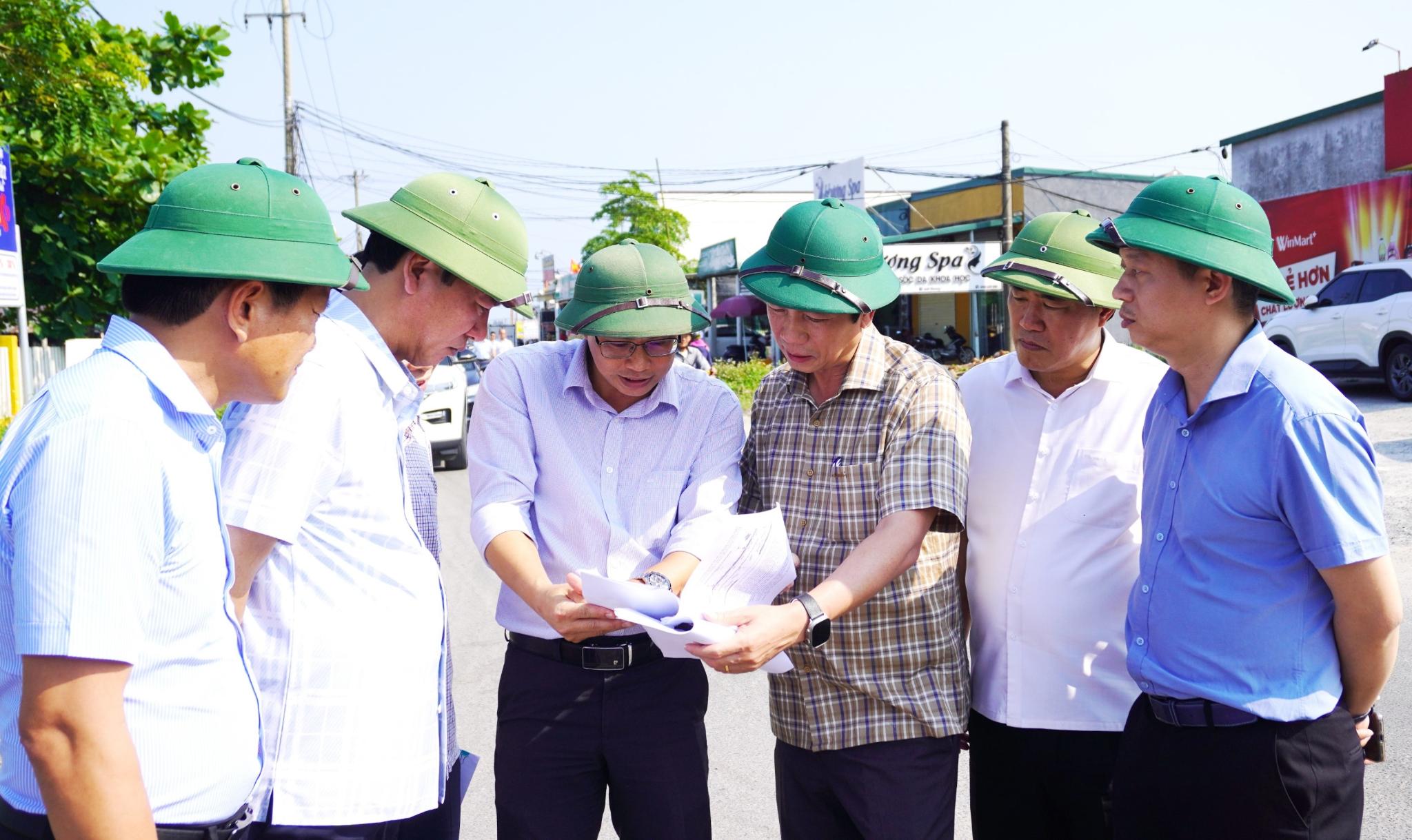 Ph&oacute; Chủ tịch Thường trực UBND tỉnh Ho&agrave;ng Nam đi kiểm tra tiến độ triển khai Dự &aacute;n tuyến đường bộ ven biển đoạn tuyến qua khu vực cầu Cửa T&ugrave;ng v&agrave; Cửa Việt