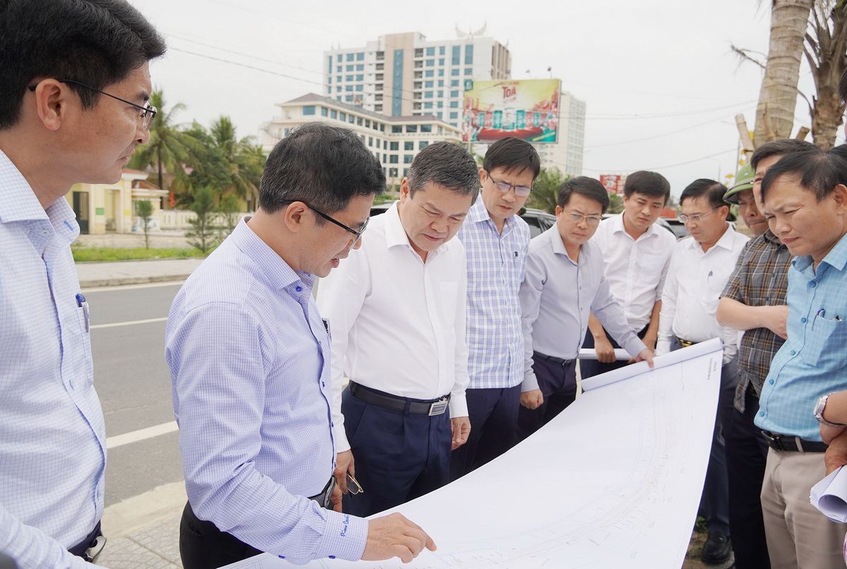 Ph&oacute; Chủ tịch UBND tỉnh Quảng Trị Phan Phong Ph&uacute; c&ugrave;ng đo&agrave;n c&ocirc;ng t&aacute;c đ&atilde; khảo s&aacute;t thực tế tại một số vị tr&iacute; trọng điểm tr&ecirc;n tuyến đường Trương Ph&aacute;p