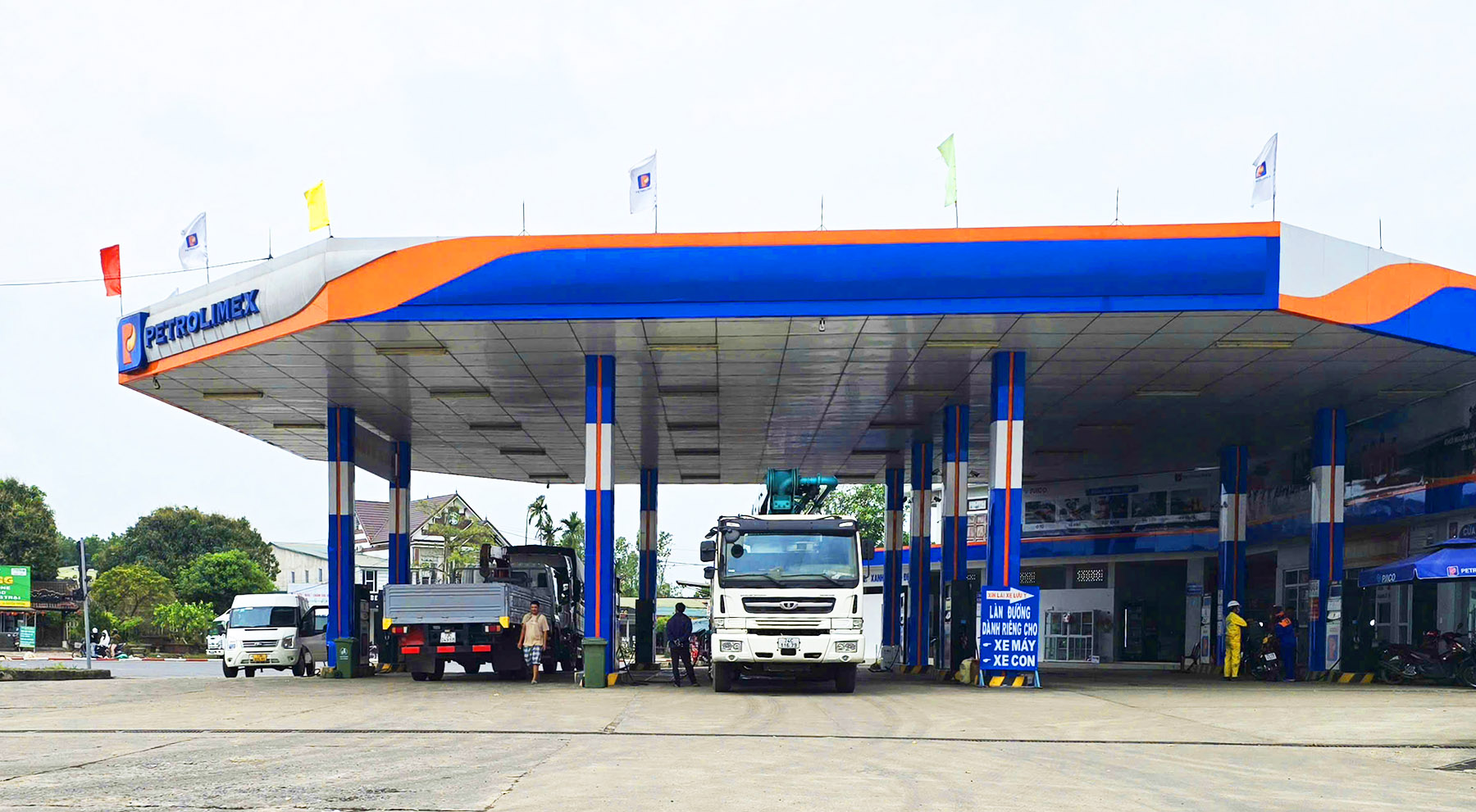 C&aacute;c doanh nghiệp kinh doanh xăng dầu tr&ecirc;n địa b&agrave;n tỉnh Quảng Trị triển khai kinh doanh xăng sinh học E10 tại cửa h&agrave;ng b&aacute;n lẻ xăng dầu