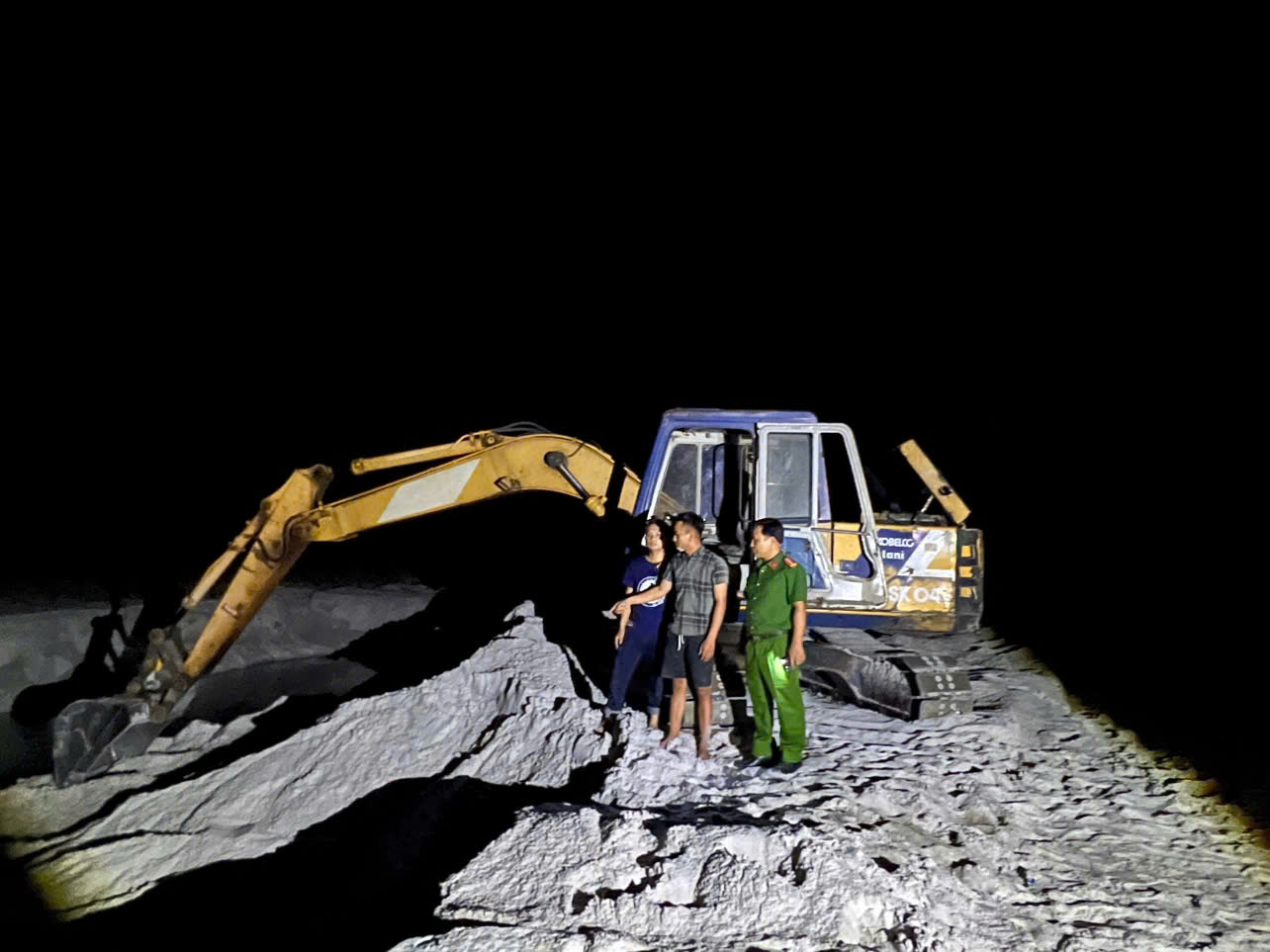 C&ocirc;ng an tỉnh Quảng Trị ph&aacute;t hiện vụ khai th&aacute;c c&aacute;t tr&aacute;i ph&eacute;p tại x&atilde; Quảng Trạch. Ảnh: CA Quảng Trị