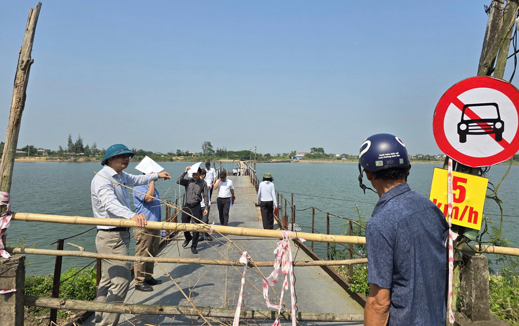 Đo&agrave;n kiểm tra li&ecirc;n ng&agrave;nh tỉnh Quảng Trị kiểm tra, đ&aacute;nh gi&aacute; tổng thể cầu phao bắc qua s&ocirc;ng Thạch H&atilde;n