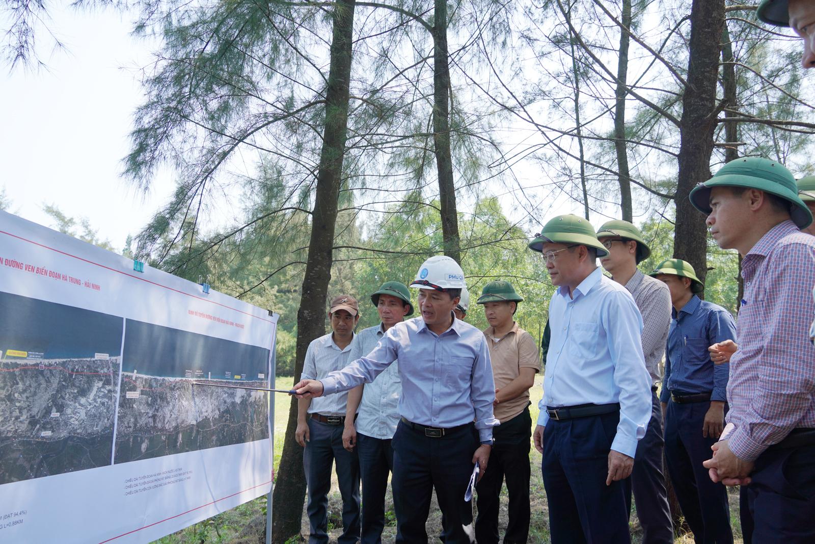 Phó Chủ tịch UBND tỉnh Quảng Trị Phan Phong Phú nghe báo cáo tiến độ thực hiện Dự án thành phần 1 - Đường ven biển đoạn qua địa phận xã Cam Hồng