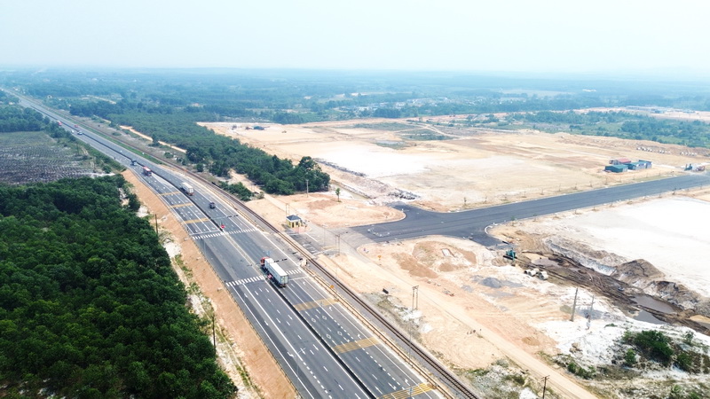 hạng mục đấu nối giao th&ocirc;ng KCN Quảng Trị với Quốc lộ 1 v&agrave; đường sắt Bắc &ndash; Nam đ&atilde; ho&agrave;n th&agrave;nh hơn 95%