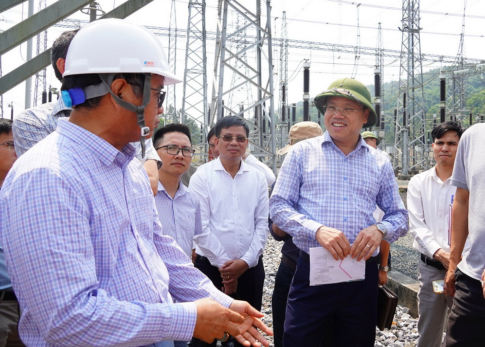 Ph&oacute; Chủ tịch UBND tỉnh Quảng Trị L&ecirc; Đức Tiến nghe b&aacute;o c&aacute;o việc đấu nối truyền tải điện tại Trạm biến &aacute;p 220kV Hướng T&acirc;n với c&aacute;c Dự &aacute;n điện gi&oacute;
