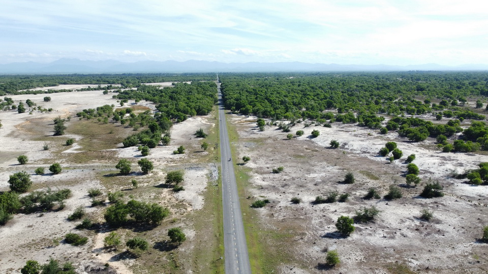 Dự &aacute;n đầu tư x&acirc;y dựng Quốc lộ 15D đoạn từ Cảng Mỹ Thủy đến cao tốc Cam Lộ &ndash; La Sơn được UBND tỉnh Quảng Trị ph&ecirc; duyệt chủ trương đầu tư ng&agrave;y 12/8/2025 với tổng mức đầu tư 1.940 tỷ đồng. Thời gian thực hiện Dự &aacute;n từ năm 2025- 2027. Đ&acirc;y l&agrave; Dự &aacute;n lớn được Thủ tướng Ch&iacute;nh phủ giao bổ sung dự to&aacute;n vốn ng&acirc;n s&aacute;ch Trung ương năm 2025 l&ecirc;n đến 1.600 tỷ đồng, trong đ&oacute; vốn bố tr&iacute; k&eacute;o d&agrave;i sang năm 2026 l&agrave; 1.123 tỷ đồng. 