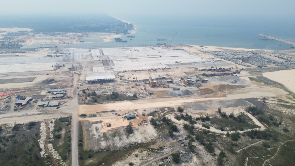 Dự &aacute;n bao gồm 4 Dự &aacute;n th&agrave;nh phần. Trong đ&oacute;, Dự &aacute;n th&agrave;nh phần 1: Đầu tư x&acirc;y dựng Quốc lộ 15D đoạn từ Cảng Mỹ Thuỷ đến cao tốc Cam Lộ - La Sơn do Sở X&acirc;y dựng l&agrave;m chủ đầu tư. Trong đ&oacute;, g&oacute;i thầu x&acirc;y lắp do Li&ecirc;n danh c&aacute;c nh&agrave; thầu C&ocirc;ng ty TNHH Tập đo&agrave;n Sơn Hải - C&ocirc;ng ty CP Th&agrave;nh An - C&ocirc;ng ty TNHH X&acirc;y dựng Mạnh Linh - C&ocirc;ng ty TNHH X&acirc;y dựng Tiến Th&agrave;nh tr&uacute;ng thầu thi c&ocirc;ng với gi&aacute; trị hợp đồng l&agrave; 1.303,7 tỷ đồng bao gồm dự ph&ograve;ng (chi ph&iacute; x&acirc;y lắp l&agrave; 1.174 tỷ đồng), tiến độ thực hiện hợp đồng l&agrave; 660 ng&agrave;y (22 th&aacute;ng), ho&agrave;n th&agrave;nh v&agrave;o ng&agrave;y 30/10/2027.