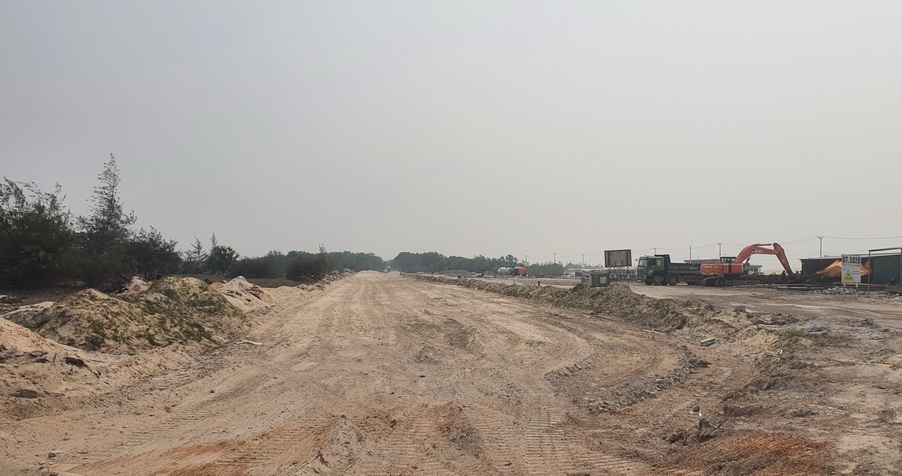 Dự &aacute;n th&agrave;nh phần 2: GPMB v&agrave; t&aacute;i định cư qua địa b&agrave;n x&atilde; Mỹ Thủy do UBND x&atilde; Mỹ Thủy l&agrave;m chủ đầu tư với phạm vi theo chiều d&agrave;i tuyến 2,568 km, diện t&iacute;ch thu hồi 4,86ha. Dự &aacute;n th&agrave;nh phần 3: GPMB v&agrave; t&aacute;i định cư qua địa b&agrave;n x&atilde; Vĩnh Định do UBND x&atilde; Vĩnh Định l&agrave;m chủ đầu tư với phạm vi theo chiều d&agrave;i tuyến l&agrave; 5,278 km, diện t&iacute;ch thu hồi 14,8 ha. Dự &aacute;n th&agrave;nh phần 4: GPMB v&agrave; t&aacute;i định cư qua địa b&agrave;n x&atilde; Di&ecirc;n Sanh với phạm vi theo chiều d&agrave;i tuyến 13,191 km, diện t&iacute;ch thu hồi 54,2ha do UBND x&atilde; Di&ecirc;n Sanh l&agrave;m chủ đầu tư. 