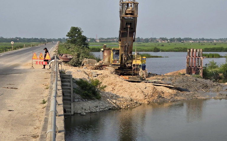 Vướng mặt bằng đang l&agrave; kh&oacute; khăn hiện hữu của Dự &aacute;n. Tại thời điểm ph&aacute;t lệnh khởi c&ocirc;ng, c&aacute;c địa phương chỉ b&agrave;n giao mặt bằng được 2,0 km/21 km theo chiều d&agrave;i tuyến v&agrave; 5 vị tr&iacute; x&acirc;y dựng cầu. Tuy nhi&ecirc;n tr&ecirc;n thực địa phần diện t&iacute;ch b&agrave;n giao mặt bằng n&agrave;y vẫn c&ograve;n vướng c&acirc;y trồng của người d&acirc;n, c&acirc;y rừng tự nhi&ecirc;n cần thực hiện thủ tục thanh l&yacute;, một số c&ocirc;ng tr&igrave;nh hạ tầng kỹ thuật như đường d&acirc;y điện, c&aacute;p viễn th&ocirc;ng, kh&ocirc;ng c&oacute; mặt bằng đường tiếp cận để thi c&ocirc;ng do vướng đất trồng l&uacute;a của c&aacute;c hộ d&acirc;n chưa được GPMB. 