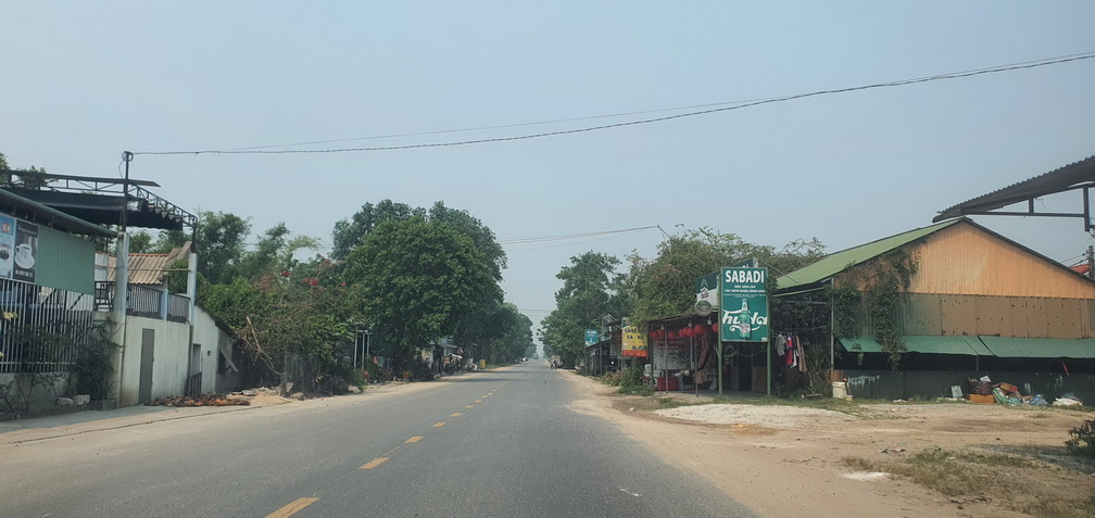 Theo Kế hoạch GPMB, UBND x&atilde; Di&ecirc;n Sanh ho&agrave;n th&agrave;nh 30/7/2026; UBND x&atilde; Vĩnh Định ho&agrave;n th&agrave;nh 14/5/2026 v&agrave; th&ecirc;m 40 ng&agrave;y trường hợp cưỡng chế; UBND x&atilde; Mỹ Thuỷ ho&agrave;n th&agrave;nh ng&agrave;y 10/6/2026. Theo t&iacute;nh to&aacute;n, thời gian chờ l&uacute;n cố kết l&agrave; 10,5 th&aacute;ng, thời gian thi c&ocirc;ng nền đường tối thiểu 3 th&aacute;ng, tổng thời gian thi c&ocirc;ng nền tối thiểu l&agrave; 13,5 th&aacute;ng. Nếu Dự &aacute;n kh&ocirc;ng b&agrave;n giao được mặt bằng trước 30/4/2026 sẽ kh&ocirc;ng đạt được đường găng tiến độ thi c&ocirc;ng.