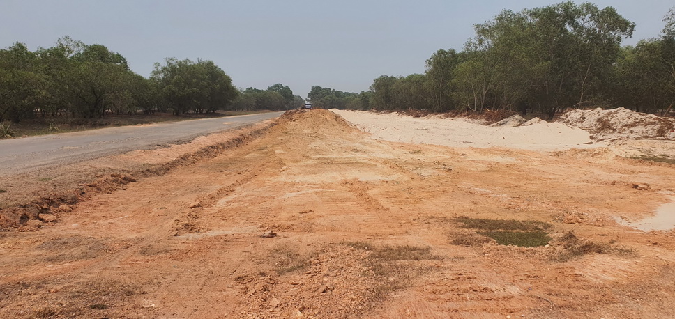 Sở X&acirc;y dựng đ&atilde; chỉ đạo c&aacute;c đơn vị khắc phục kh&oacute; khăn về mặt bằng, nỗ lực th&aacute;o gỡ vướng mắc để triển khai thi c&ocirc;ng đoạn 1,0 km đầu tuyến từ Km0+00 &ndash; Km1+00 v&agrave; một số vị tr&iacute; cục bộ tr&ecirc;n tuyến.