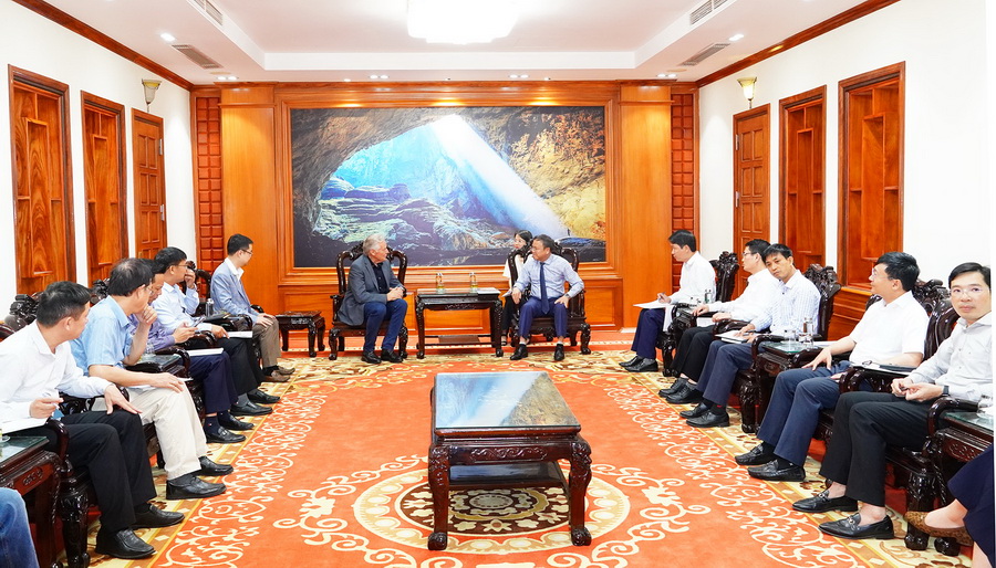 Chủ tịch Hiệp hội HunterNet Tim Owen trao đổi với Ph&oacute; Chủ tịch UBND tỉnh Quảng Trị L&ecirc; Đức Tiến về c&aacute;c ng&agrave;nh m&agrave; hiệp hội mong muốn hợp t&aacute;c