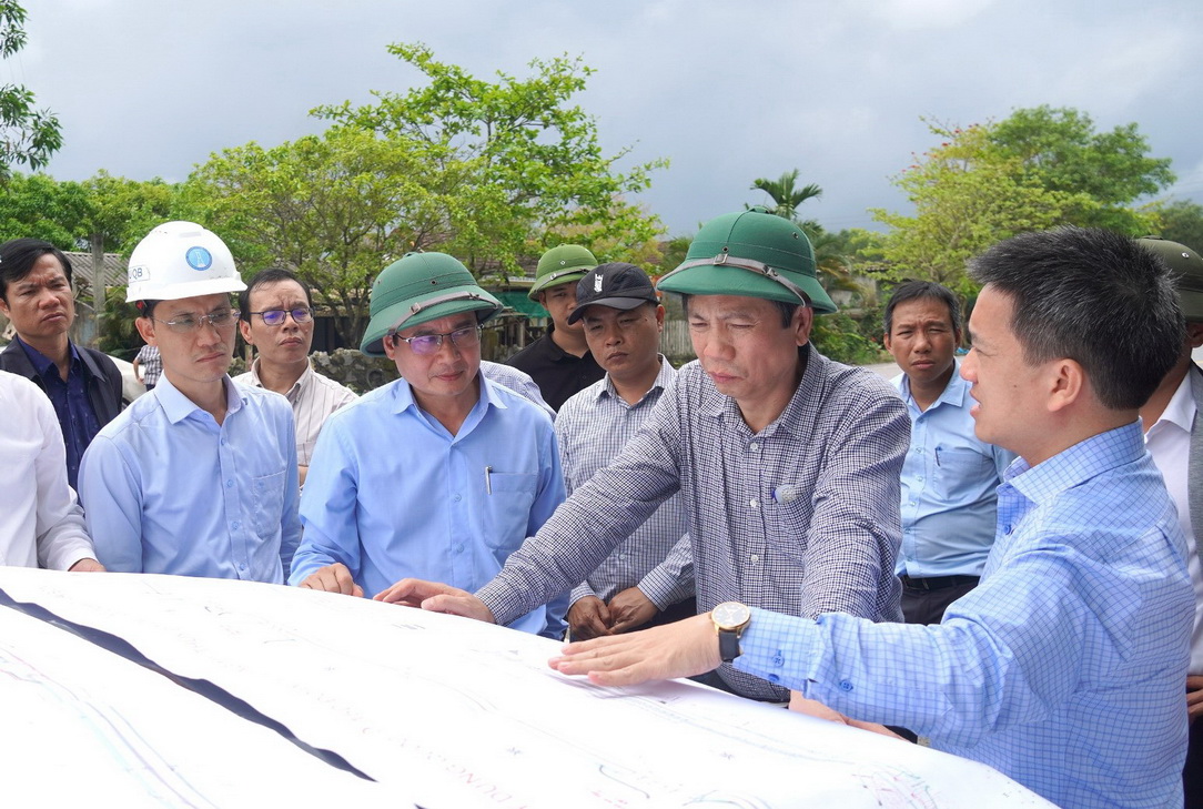 &Ocirc;ng Trương Ch&iacute; Trung, Gi&aacute;m đốc Sở X&acirc;y dựng Quảng Trị (thứ tư từ tr&aacute;i ảnh) cho biết, Sở đ&atilde; đề nghị UBND tỉnh c&oacute; văn bản chỉ đạo UBND c&aacute;c x&atilde; Mỹ Thủy, Vĩnh Định, Di&ecirc;n Sanh v&agrave; c&aacute;c sở ng&agrave;nh li&ecirc;n quan tập trung thực hiện ho&agrave;n th&agrave;nh c&ocirc;ng t&aacute;c GPMB, b&agrave;n giao từng phần, đảm bảo b&agrave;n giao to&agrave;n bộ mặt bằng sạch chậm nhất trước ng&agrave;y 30/4/2026. Đồng thời, kiến nghị UBND tỉnh b&aacute;o c&aacute;o Ban Thường vụ Tỉnh ủy xem x&eacute;t chỉ đạo Ban Thường vụ Đảng ủy c&aacute;c địa phương, Đảng ủy UBND tỉnh, Đảng ủy C&ocirc;ng an tỉnh để huy động to&agrave;n bộ hệ thống ch&iacute;nh trị v&agrave;o cuộc, tuy&ecirc;n truyền vận động người d&acirc;n đồng thuận trong c&ocirc;ng t&aacute;c bồi thường GPMB đảm bảo đường găng tiến độ đề ra.