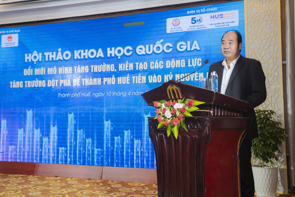 Ph&oacute; Chủ tịch UBND TP. Huế Nguyễn Văn Mạnh ph&aacute;t biểu khai mạc hội thảo.