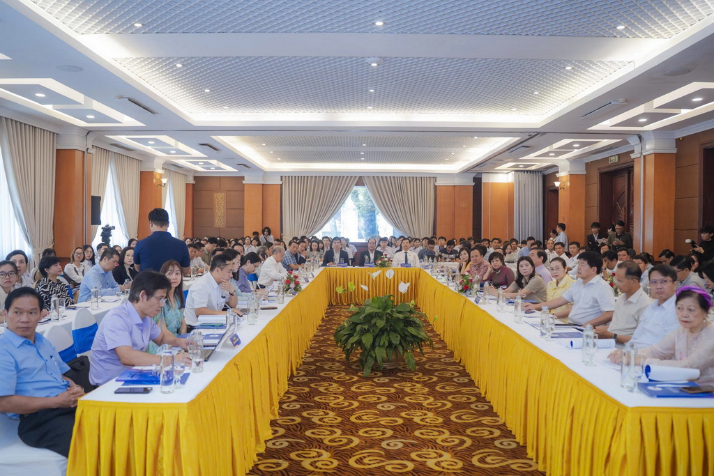 To&agrave;n cảnh hội thảo Đổi mới m&ocirc; h&igrave;nh tăng trưởng, kiến tạo c&aacute;c động lực tăng trưởng đột ph&aacute; để th&agrave;nh phố Huế tiến v&agrave;o kỷ nguy&ecirc;n mới&rdquo;.