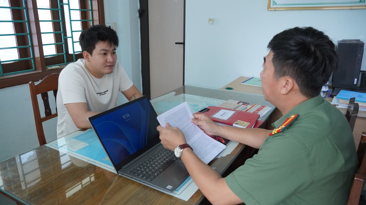 Đối tượng chủ mưu đường dây lừa đảo sử dụng công nghệ cao chiếm đoạt tài sản Trần Quang Trọng tại cơ quan điều tra.