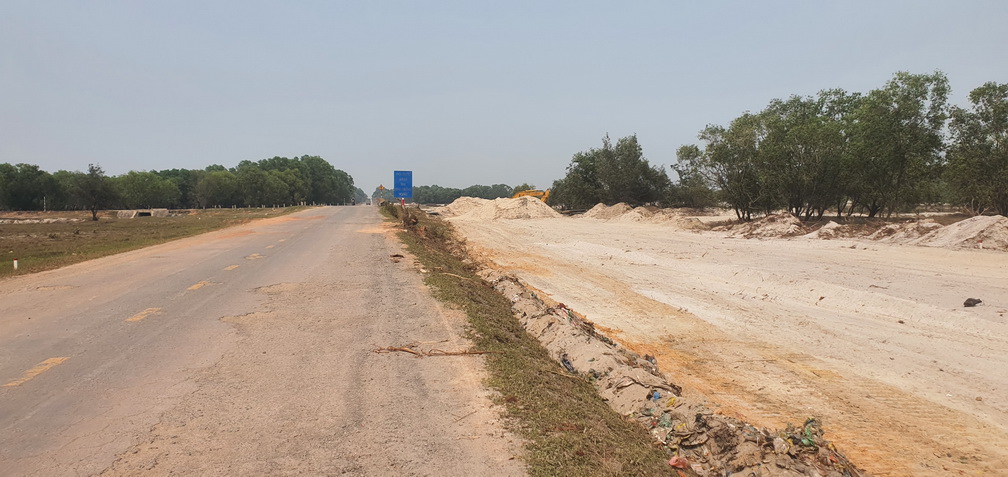 Dự án đầu tư xây dựng Quốc lộ 15D đoạn từ Cảng Mỹ Thủy đến cao tốc Cam Lộ – La Sơn được UBND tỉnh Quảng Trị phê duyệt chủ trương đầu tư ngày 12/8/2025 với tổng mức đầu tư 1.940 tỷ đồng. Thời gian thực hiện Dự án từ năm 2025- 2027. Đây là Dự án lớn được Thủ tướng Chính phủ giao bổ sung dự toán vốn ngân sách Trung ương năm 2025 lên đến 1.600 tỷ đồng, trong đó vốn bố trí kéo dài sang năm 2026 là 1.123 tỷ đồng.