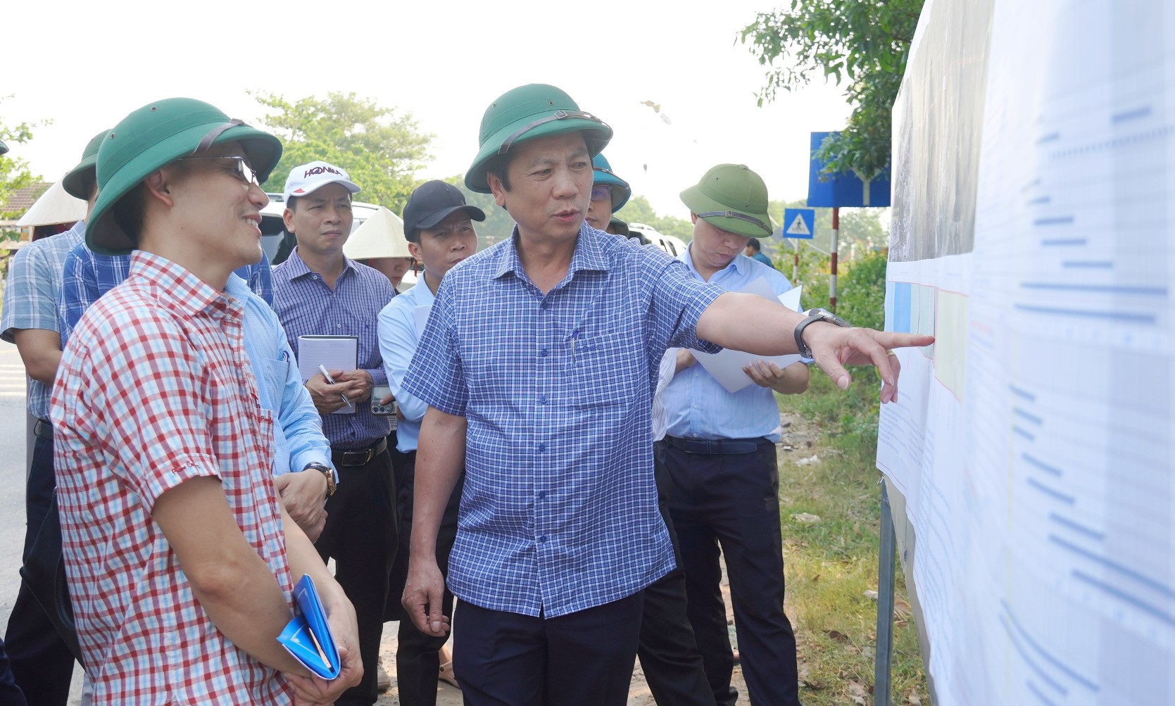 Phó Chủ tịch Thường trực UBND tỉnh Quảng Trị Hoàng Nam kiểm tra tiến độ Dự án Quốc lộ 15D đoạn qua xã Diên Sanh