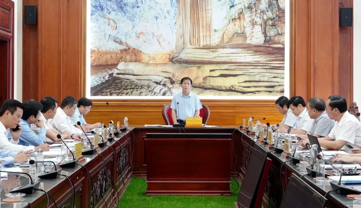 B&iacute; thư Tỉnh ủy Quảng Trị ph&aacute;t biểu tại buổi l&agrave;m việc