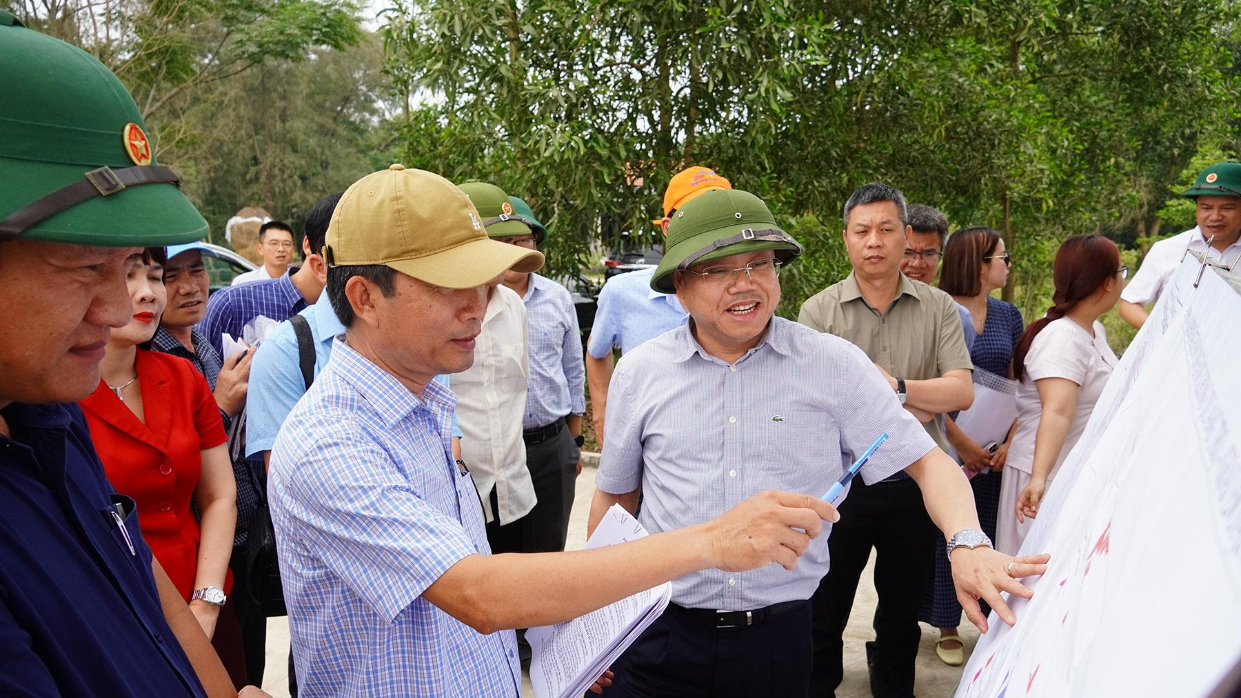 Ph&oacute; chủ tịch UBND tỉnh Quảng Trị L&ecirc; Đức Tiến kiểm tra tiến độ tại Dự &aacute;n Cảng h&agrave;ng kh&ocirc;ng Quảng Trị