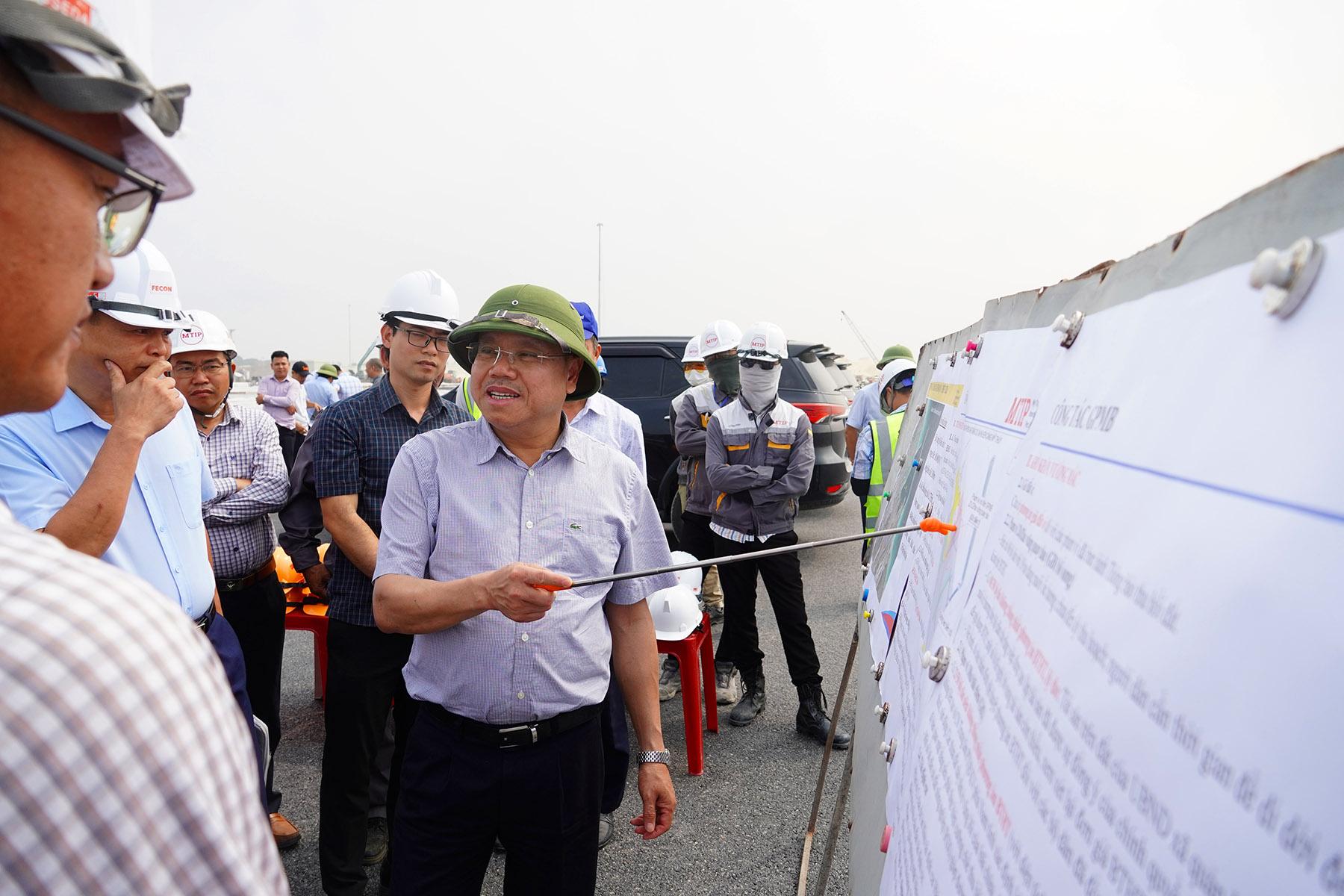 Ph&oacute; Chủ tịch UBND tỉnh L&ecirc; Đức Tiến kiểm tra t&igrave;nh h&igrave;nh thực hiện Dự &aacute;n Khu bến cảng Mỹ Thủy