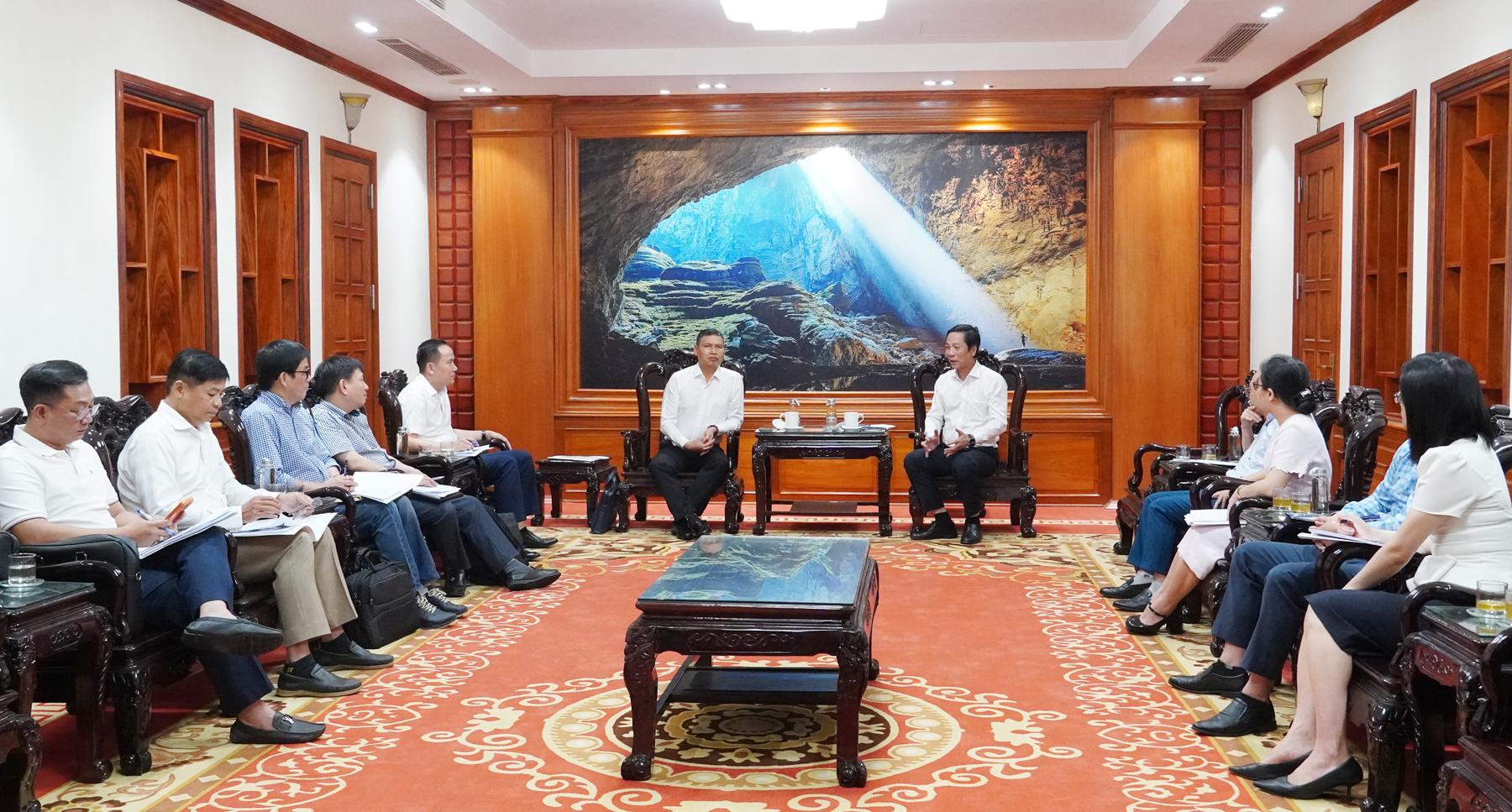 Ph&oacute; Chủ tịch Thường trực UBND tỉnh Ho&agrave;ng Nam trao đổi với Ph&oacute; Chủ tịch Thường trực UBND th&agrave;nh phố Đ&agrave; Nẵng, Chủ tịch Cơ quan điều h&agrave;nh Trung t&acirc;m t&agrave;i ch&iacute;nh quốc tế tại Đ&agrave; Nẵng Hồ Kỳ Minh tại buổi l&agrave;m việc