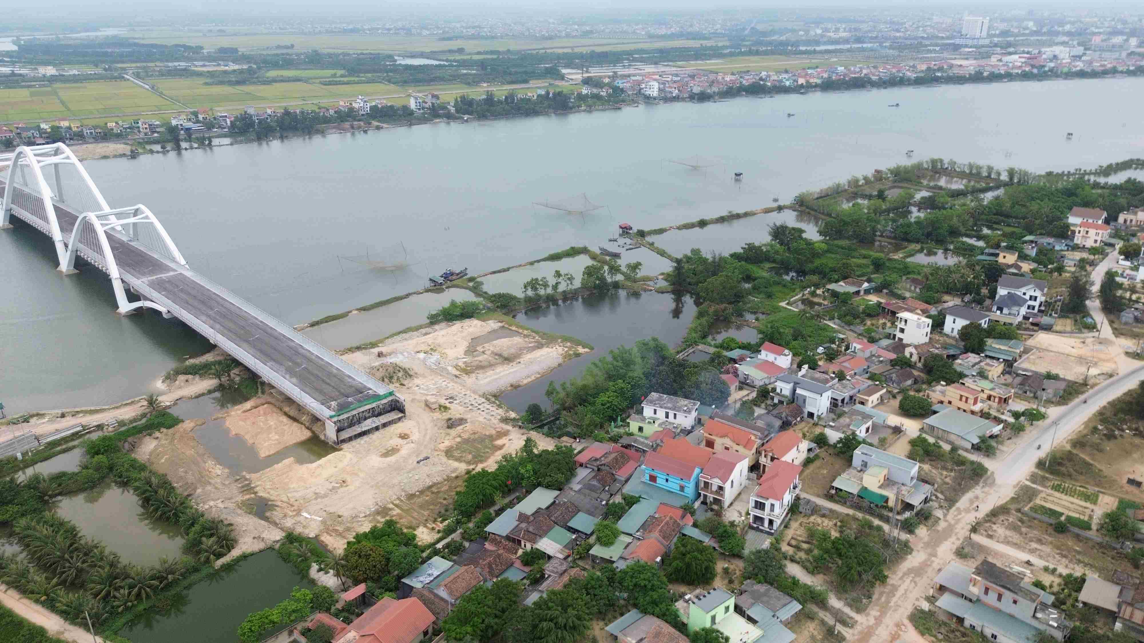 Cầu Nhật Lệ 3 vẫn chưa thể thi c&ocirc;ng phần đường dẫn l&ecirc;n cầu do vướng mặt bằng c&aacute;c hộ d&acirc;n