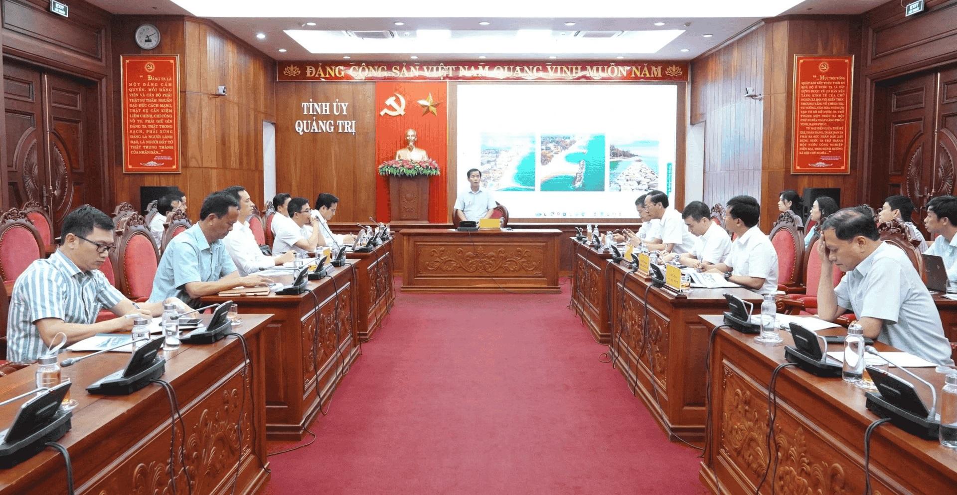 B&iacute; thư Tỉnh uỷ Quảng Trị Nguyễn Văn Phương chủ tr&igrave; buổi l&agrave;m việc