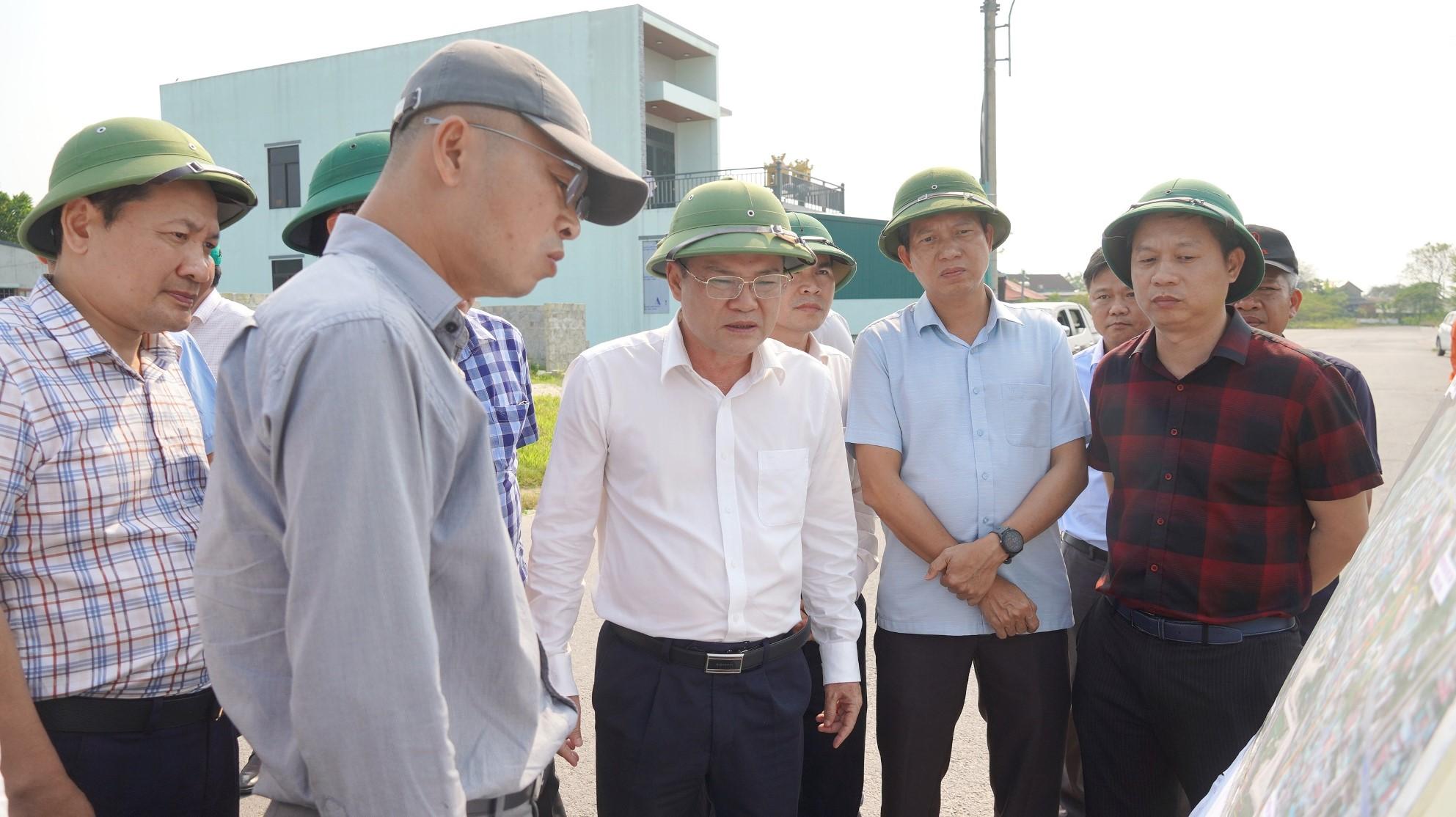 Ph&oacute; Chủ tịch UBND tỉnh Quảng Trị Phan Phong Ph&uacute; kiểm tra khu vực Dự &aacute;n.