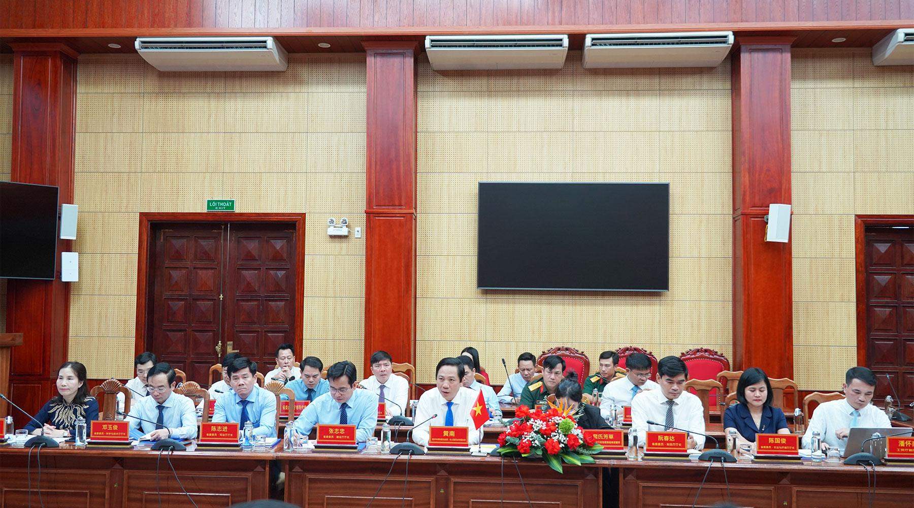 Ph&oacute; Chủ tich Thường trực UBND tỉnh Quảng Trị Ho&agrave;ng Nam v&agrave; l&atilde;nh đạo c&aacute;c sở ban ng&agrave;nh tham dự buổi lễ. Ảnh: Mỹ Hạnh