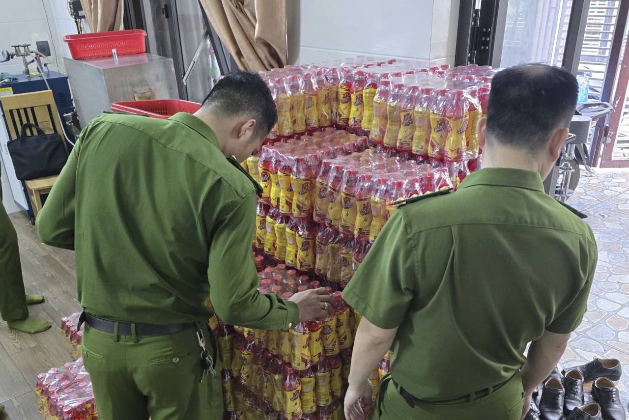Lực lượng chức năng ph&aacute;t hiện, thu giữ h&agrave;ng ng&agrave;n chai nước tăng lực giả do Nguyễn Sơn T&ugrave;ng sản xuất. Ảnh: CA Quảng Trị