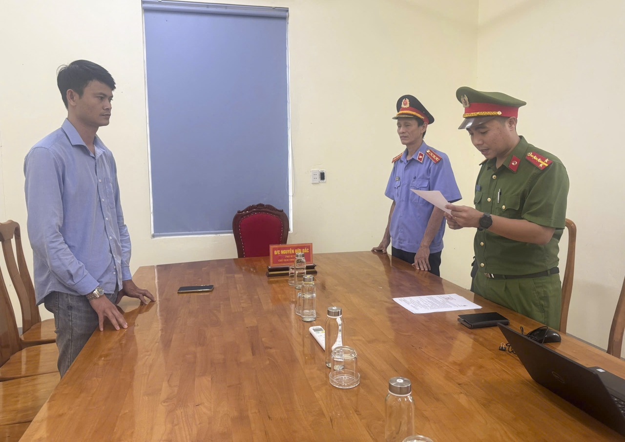 Tống đạt quyết định khởi tố vụ &aacute;n, khởi tố bị can đối với Nguyễn Sơn T&ugrave;ng về h&agrave;nh vi sản xuất, bu&ocirc;n b&aacute;n h&agrave;ng giả