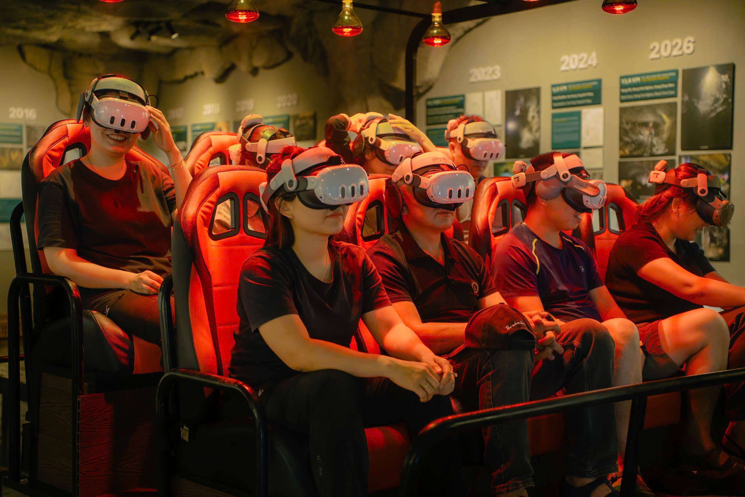 trải nghiệm &ldquo;chuyến th&aacute;m hiểm&rdquo; th&ocirc;ng qua c&ocirc;ng nghệ VR 5D hiện đại với chất lượng h&igrave;nh ảnh 8K si&ecirc;u sắc n&eacute;t