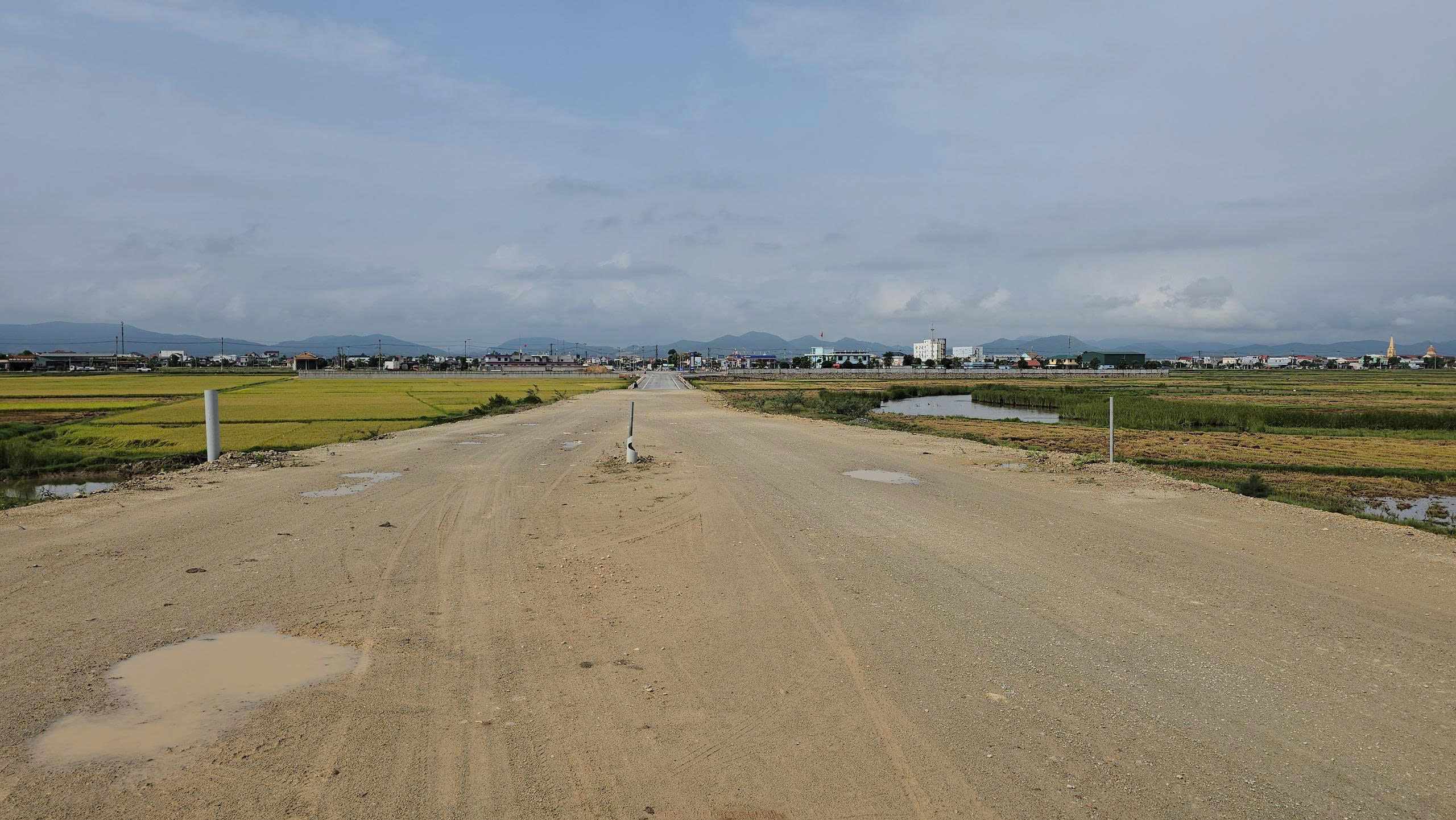 Dự &aacute;n c&ograve;n khoảng 200 m chờ l&uacute;n, chưa thảm nhựa b&ecirc; t&ocirc;ng.