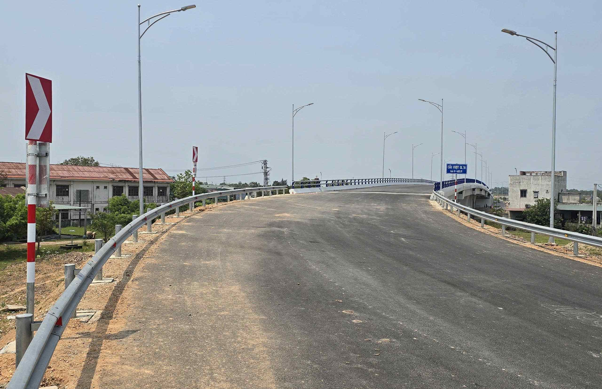 Hạng mục cầu vượt QL1 (cầu Km 0+430) thuộc n&uacute;t giao li&ecirc;n th&ocirc;ng đầu tuyến hiện nay đ&atilde; ho&agrave;n th&agrave;nh sau khi GPMB được giải quyết (1)