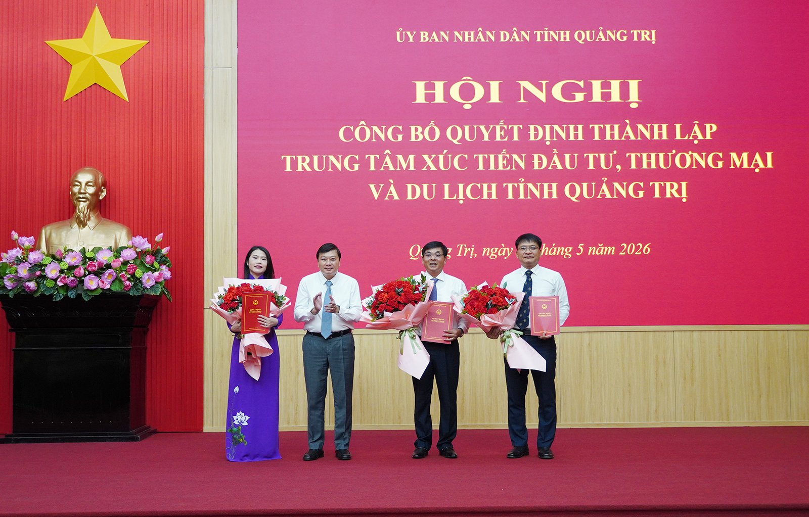 Chủ tịch UBND tỉnh Quảng Trị L&ecirc; Hồng Vinh trao c&aacute;c quyết định cho c&aacute;c l&atilde;nh đạo Trung t&acirc;m X&uacute;c tiến Đầu tư, Thương mại v&agrave; du lịch tỉnh.