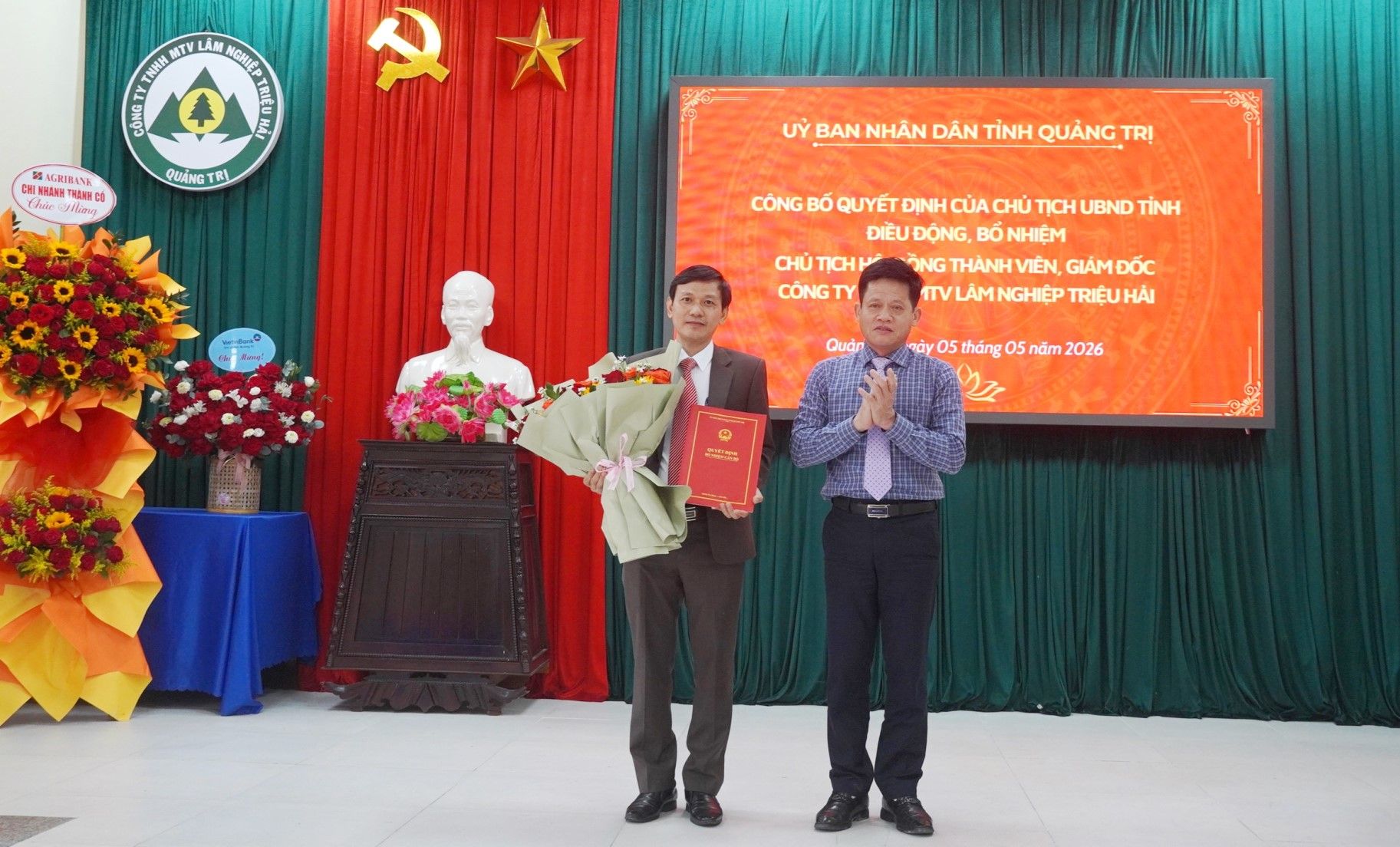 Ph&oacute; Chủ tịch UBND tỉnh L&ecirc; Văn Bảo trao quyết định điều động, bổ nhiệm cho &ocirc;ng Ho&agrave;ng Ngọc Th&agrave;nh