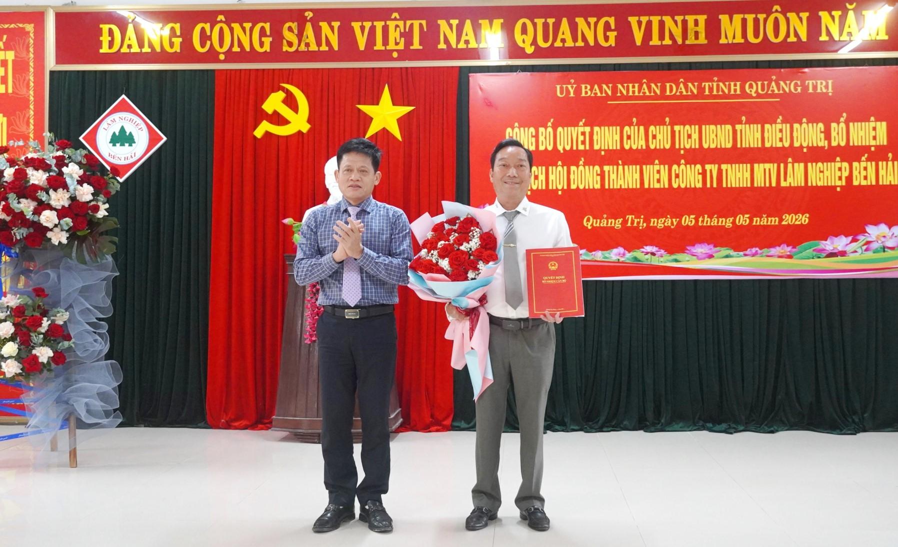 Ph&oacute; Chủ tịch UBND tỉnh L&ecirc; Văn Bảo trao quyết định điều động, bổ nhiệm cho đồng ch&iacute; L&ecirc; Ho&agrave;i Nh&acirc;n