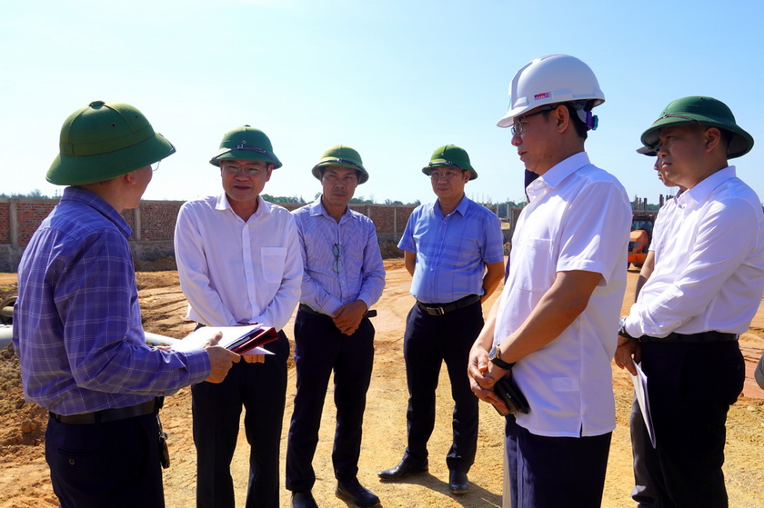 Ph&oacute; chủ tịch UBND tỉnh Quảng Trị Phan Phong Ph&uacute; (thứ hai từ tr&aacute;i sang) kiểm tra tiến độ Dự &aacute;n Hệ thống đường nối từ trung t&acirc;m th&agrave;nh phố đi s&acirc;n bay Đồng Hới.