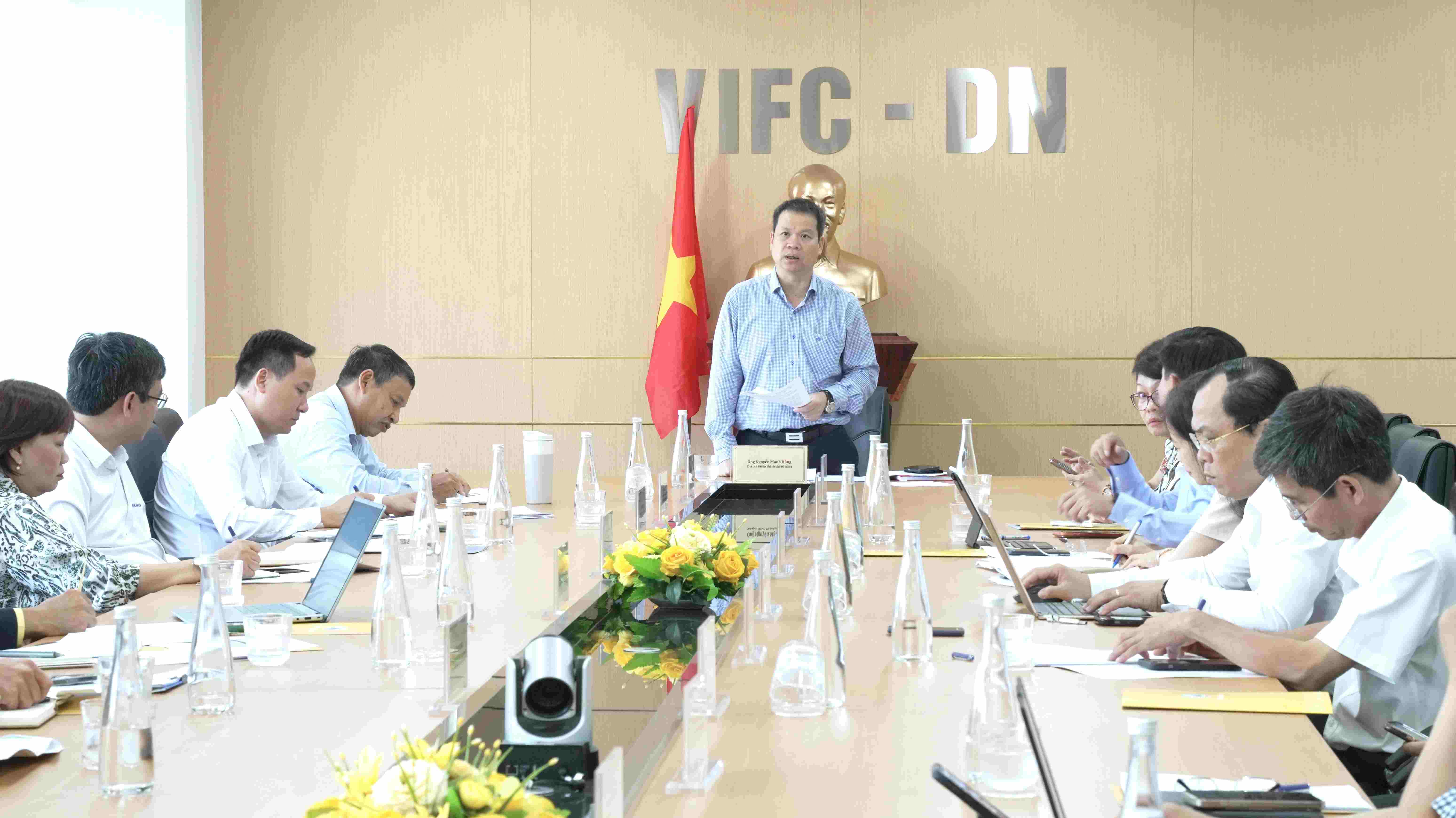 Chủ tịch UBND th&agrave;nh phố Đ&agrave; Nẵng Nguyễn Mạnh H&ugrave;ng ph&aacute;t biểu tại buổi l&agrave;m việc.