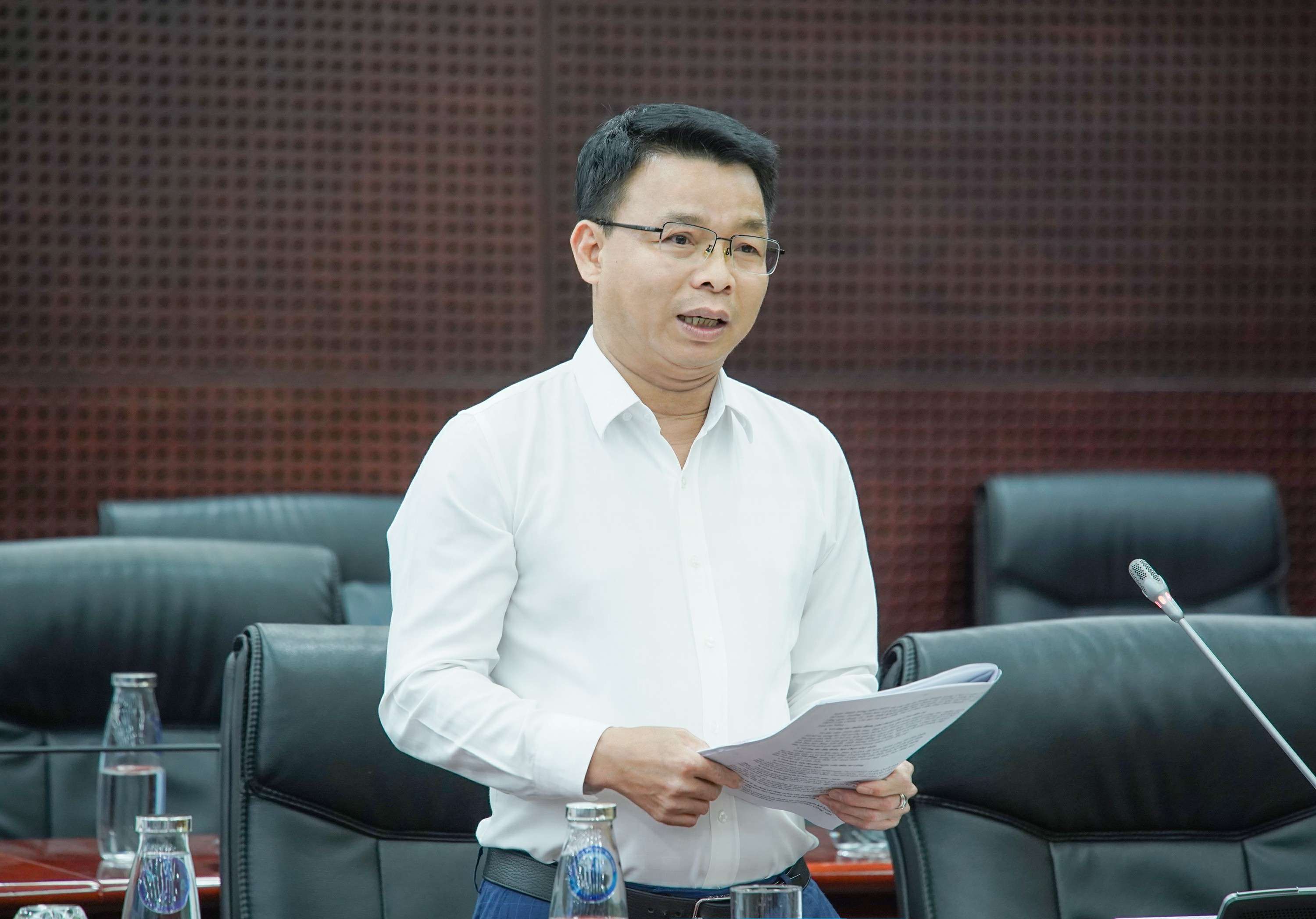 Gi&aacute;m đốc Ban Quản l&yacute; c&aacute;c Dự &aacute;n đầu tư cơ sở hạ tầng ưu ti&ecirc;n Đ&agrave; Nẵng L&ecirc; Th&agrave;nh Hưng b&aacute;o c&aacute;o tại buổi l&agrave;m việc.