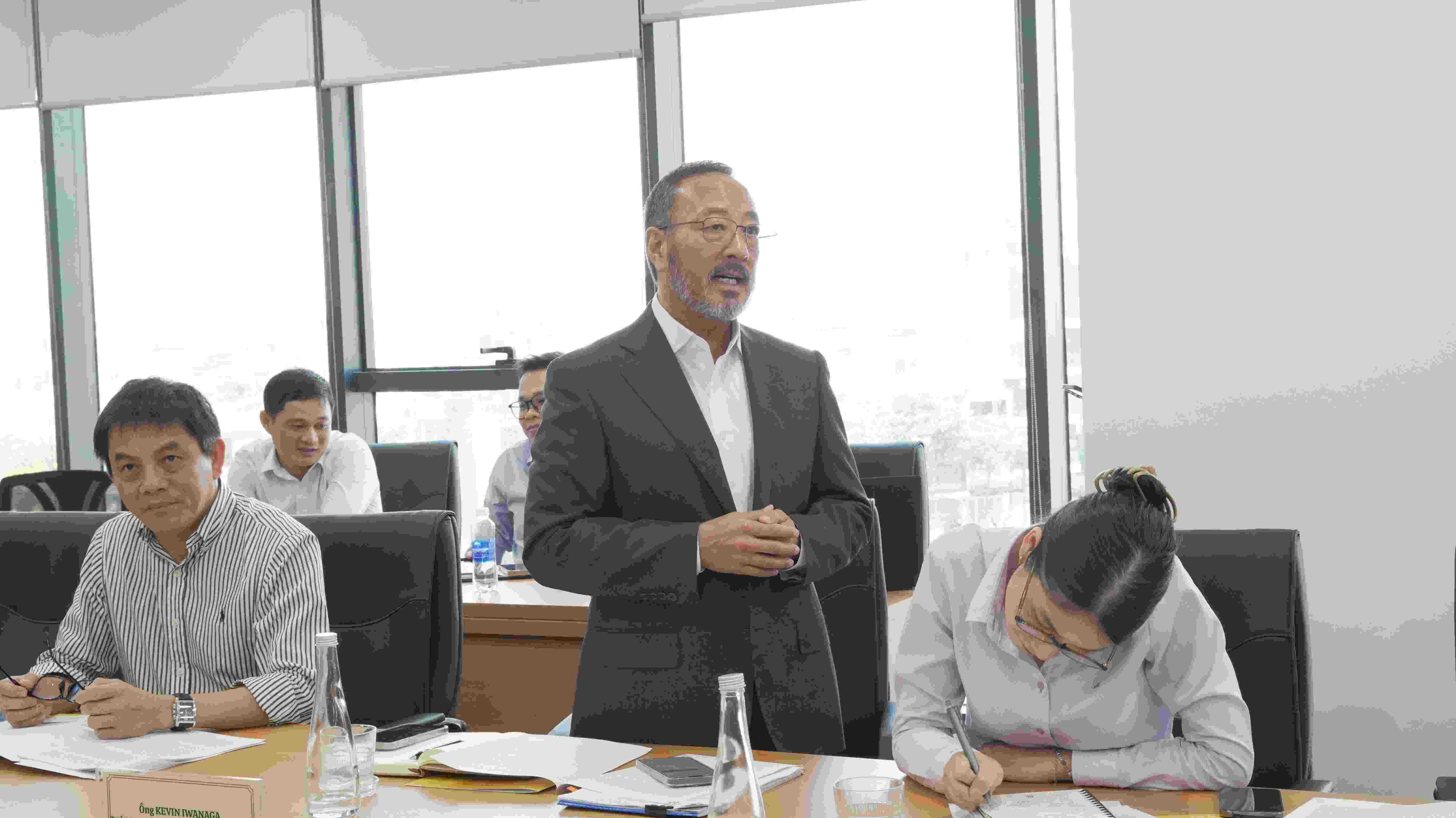 &Ocirc;ng Kevin Iwanawa - Trưởng Ban Chiến lược v&agrave; Tổng hợp Cơ quan điều h&agrave;nh Trung t&acirc;m t&agrave;i ch&iacute;nh quốc tế tại th&agrave;nh phố Đ&agrave; Nẵng b&aacute;o c&aacute;o c&aacute;c nội dung chuy&ecirc;n m&ocirc;n.