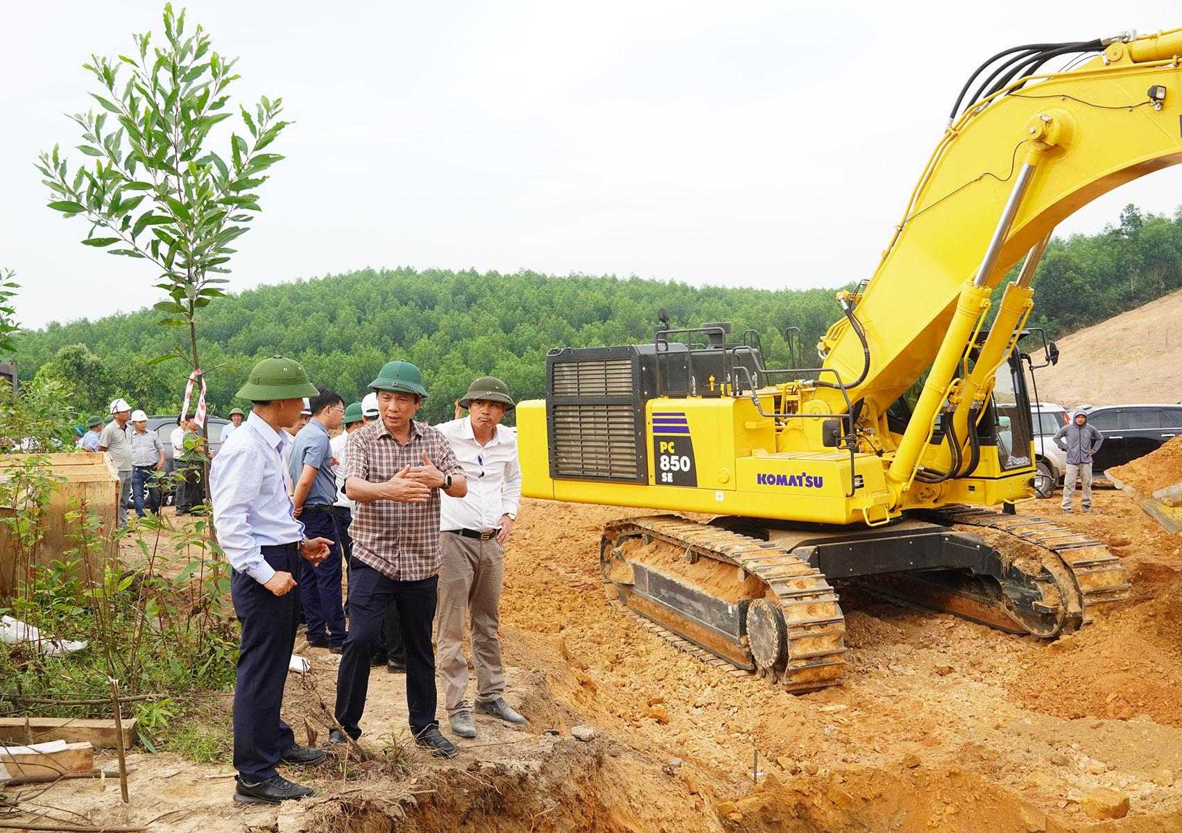 Ph&oacute; Chủ tịch Thường trực UBND tỉnh Quảng Trị Ho&agrave;ng Nam kiểm tra tiến độ Dự &aacute;n đầu tư x&acirc;y dựng Quốc lộ 15D.