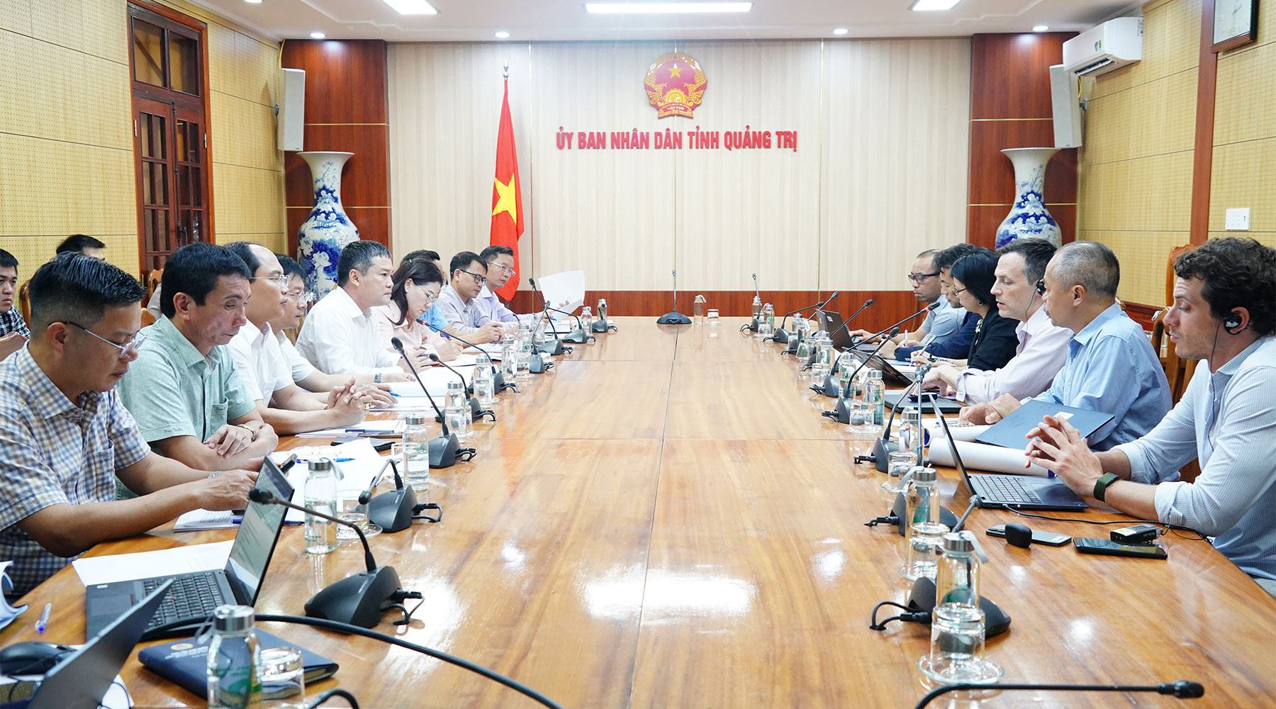 To&agrave;n cảnh buổi l&agrave;m việc giữa UBND tỉnh Quảng Trị v&agrave; Đo&agrave;n c&ocirc;ng t&aacute;c ng&acirc;n h&agrave;ng Thế giới. Ảnh: Mỹ Hạnh