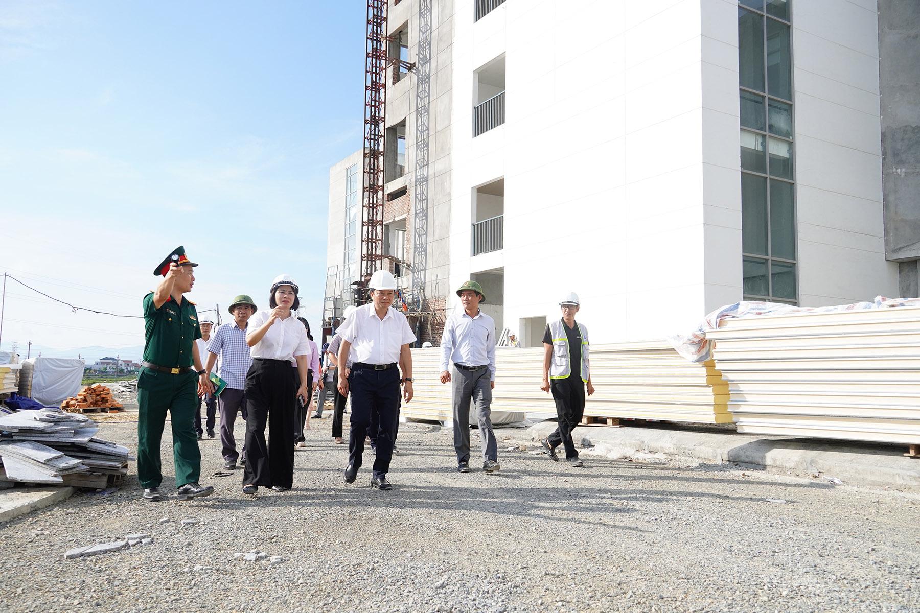 Chủ tịch UBND tỉnh L&ecirc; Hồng Vinh kiểm tra Dự &aacute;n Bệnh viện Đa khoa khu vực Bắc Quảng B&igrave;nh (cơ sở 2)
