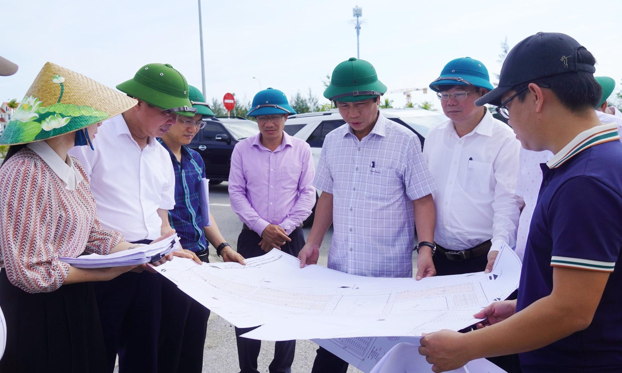 Phó Chủ tịch Thường trực UBND tỉnh Quảng Trị Hoàng Nam kiểm tra Dự án hạ tầng kỹ thuật khu dân cư phía Tây đường 36m, thôn Sa Động - Trung Bính