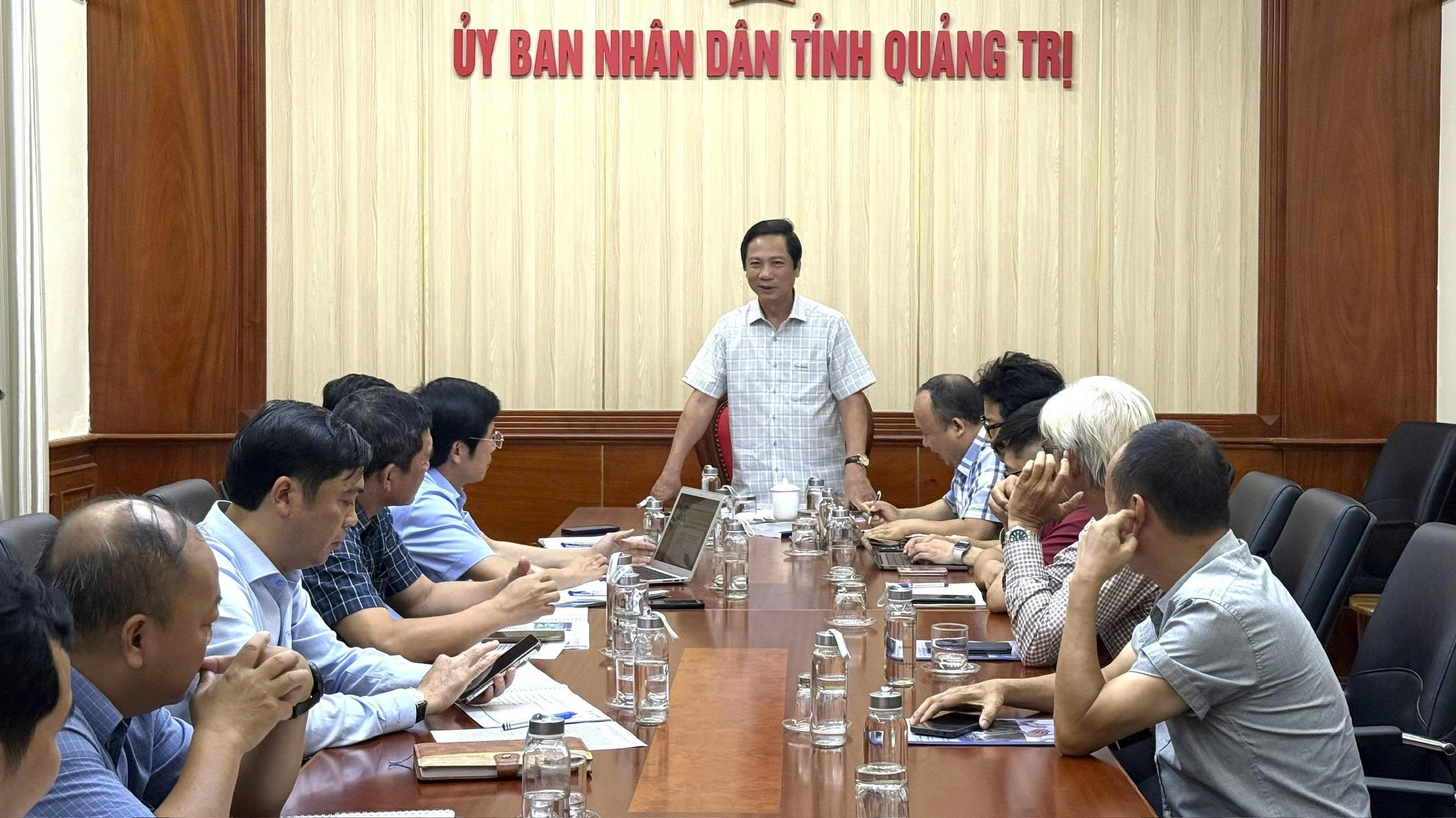 Ph&oacute; Chủ tich Thường trực UBND tỉnh Quảng Trị Ho&agrave;ng Nam chủ tr&igrave; buổi l&agrave;m việc với li&ecirc;n danh nh&agrave; đầu tư.