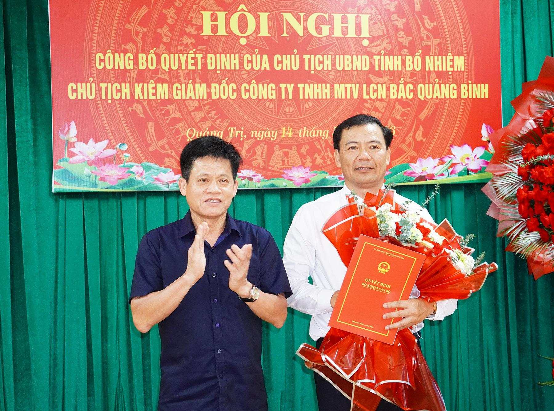 Ph&oacute; Chủ tịch UBND tỉnh L&ecirc; Văn Bảo trao Quyết định của Chủ tịch UBND tỉnh về việc bổ nhiệm &ocirc;ng Trần B&igrave;nh Trọng giữ chức vụ Chủ tịch ki&ecirc;m Gi&aacute;m đốc C&ocirc;ng ty TNHH MTV L&acirc;m c&ocirc;ng nghiệp Bắc Quảng B&igrave;nh.