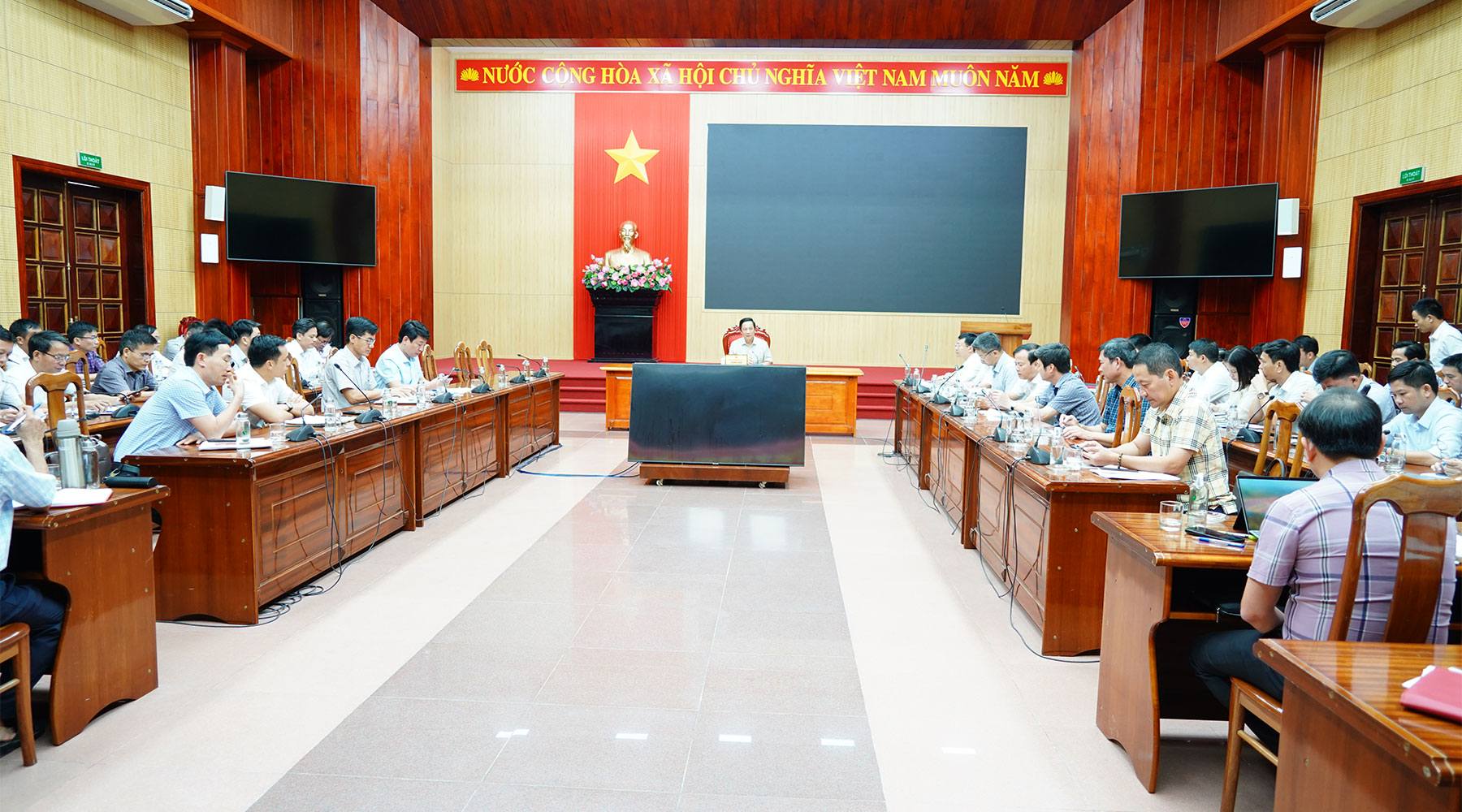 Ph&oacute; Chủ tịch Thường trực UBND tỉnh Ho&agrave;ng Nam chủ tr&igrave; cuộc họp.